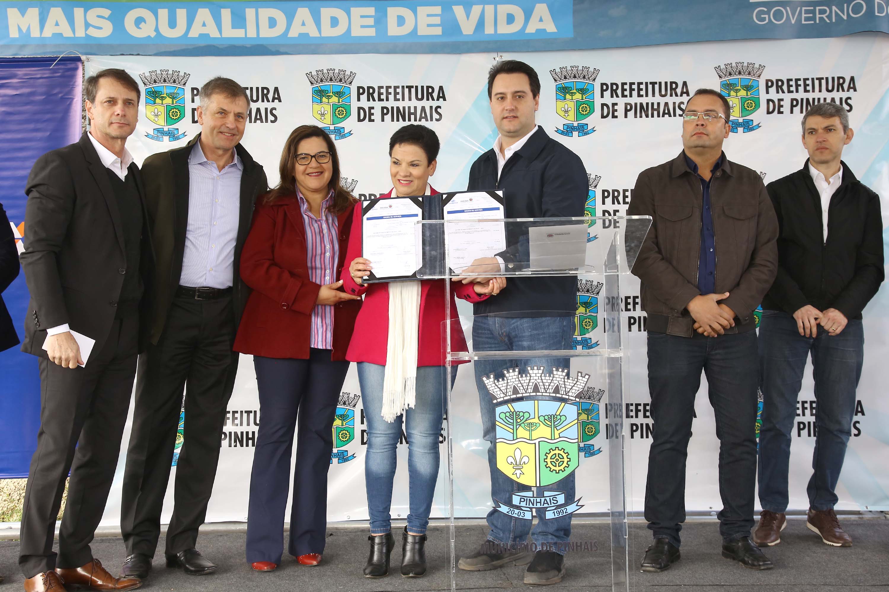 Pinhais, na Região Metropolitana de Curitiba, vai investir em construção de calçadas, compra de maquinários e reparos em escolas. O montante soma R$ 5,5 milhões e inbclui, também, a ampliação do sistema de abastecimento de água. Nesta sexta-feira (16), o governador Carlos Massa Ratinho Junior confirmou o pacote de investimento no município e destacou outras ações do Estado na Grande Curitiba.