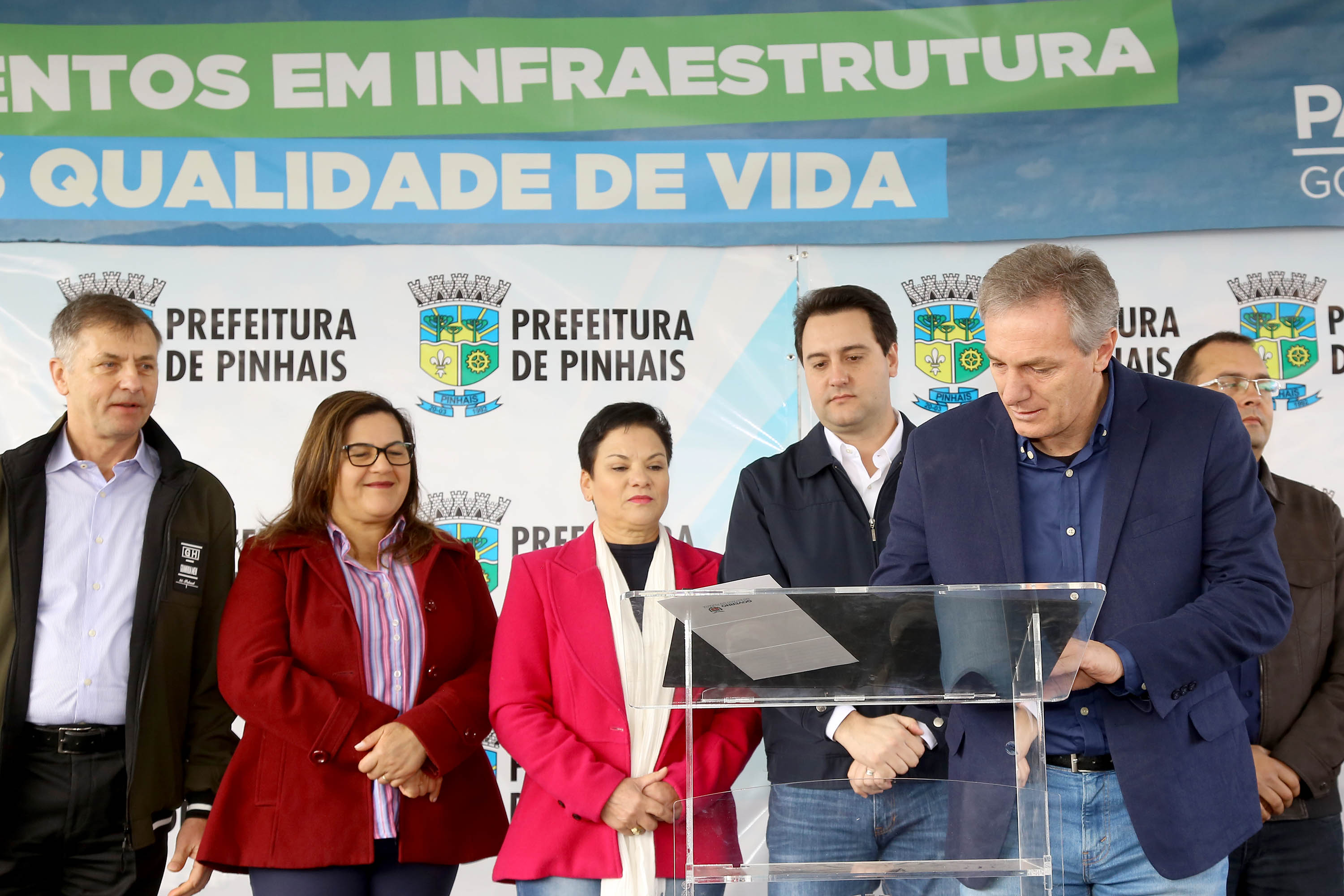 Pinhais, na Região Metropolitana de Curitiba, vai investir em construção de calçadas, compra de maquinários e reparos em escolas. O montante soma R$ 5,5 milhões e inbclui, também, a ampliação do sistema de abastecimento de água. Nesta sexta-feira (16), o governador Carlos Massa Ratinho Junior confirmou o pacote de investimento no município e destacou outras ações do Estado na Grande Curitiba.