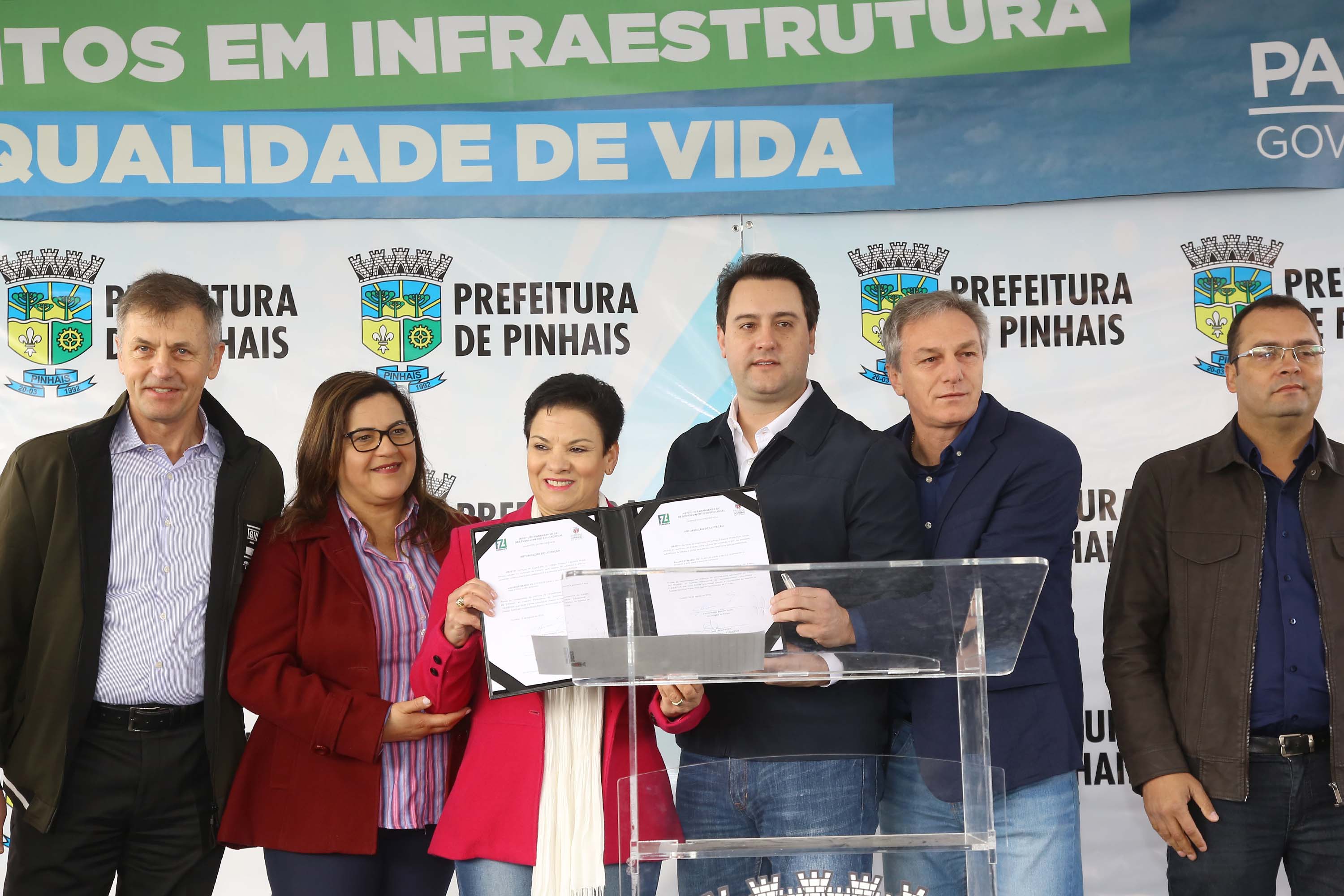 Pinhais, na Região Metropolitana de Curitiba, vai investir em construção de calçadas, compra de maquinários e reparos em escolas. O montante soma R$ 5,5 milhões e inbclui, também, a ampliação do sistema de abastecimento de água. Nesta sexta-feira (16), o governador Carlos Massa Ratinho Junior confirmou o pacote de investimento no município e destacou outras ações do Estado na Grande Curitiba.