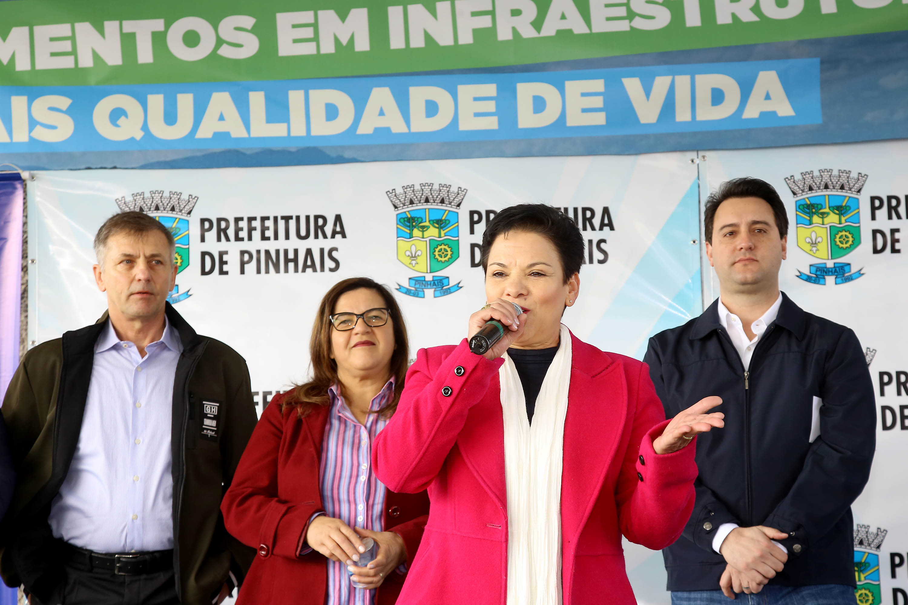 Pinhais, na Região Metropolitana de Curitiba, vai investir em construção de calçadas, compra de maquinários e reparos em escolas. O montante soma R$ 5,5 milhões e inbclui, também, a ampliação do sistema de abastecimento de água. Nesta sexta-feira (16), o governador Carlos Massa Ratinho Junior confirmou o pacote de investimento no município e destacou outras ações do Estado na Grande Curitiba.