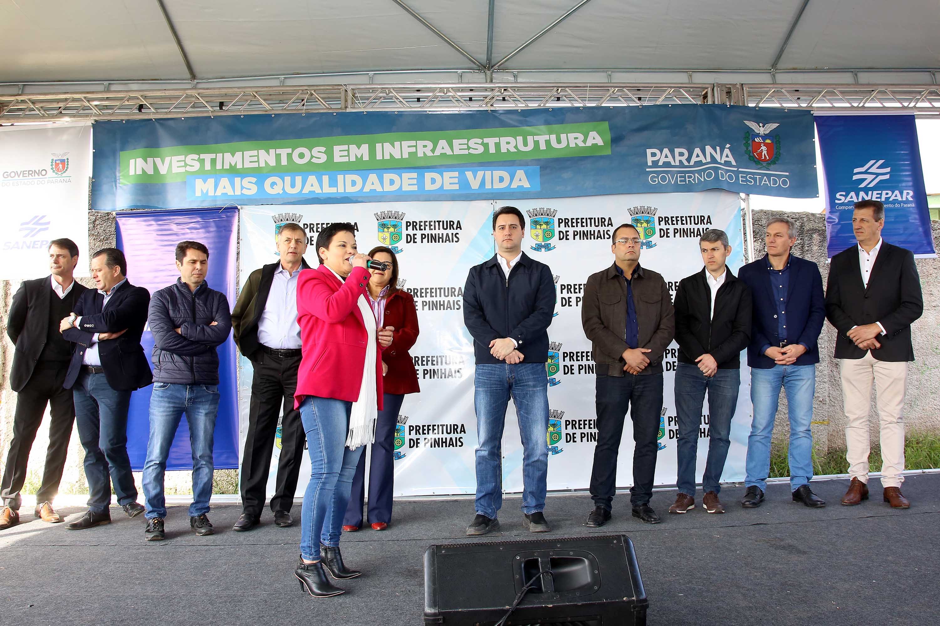 Pinhais, na Região Metropolitana de Curitiba, vai investir em construção de calçadas, compra de maquinários e reparos em escolas. O montante soma R$ 5,5 milhões e inbclui, também, a ampliação do sistema de abastecimento de água. Nesta sexta-feira (16), o governador Carlos Massa Ratinho Junior confirmou o pacote de investimento no município e destacou outras ações do Estado na Grande Curitiba.