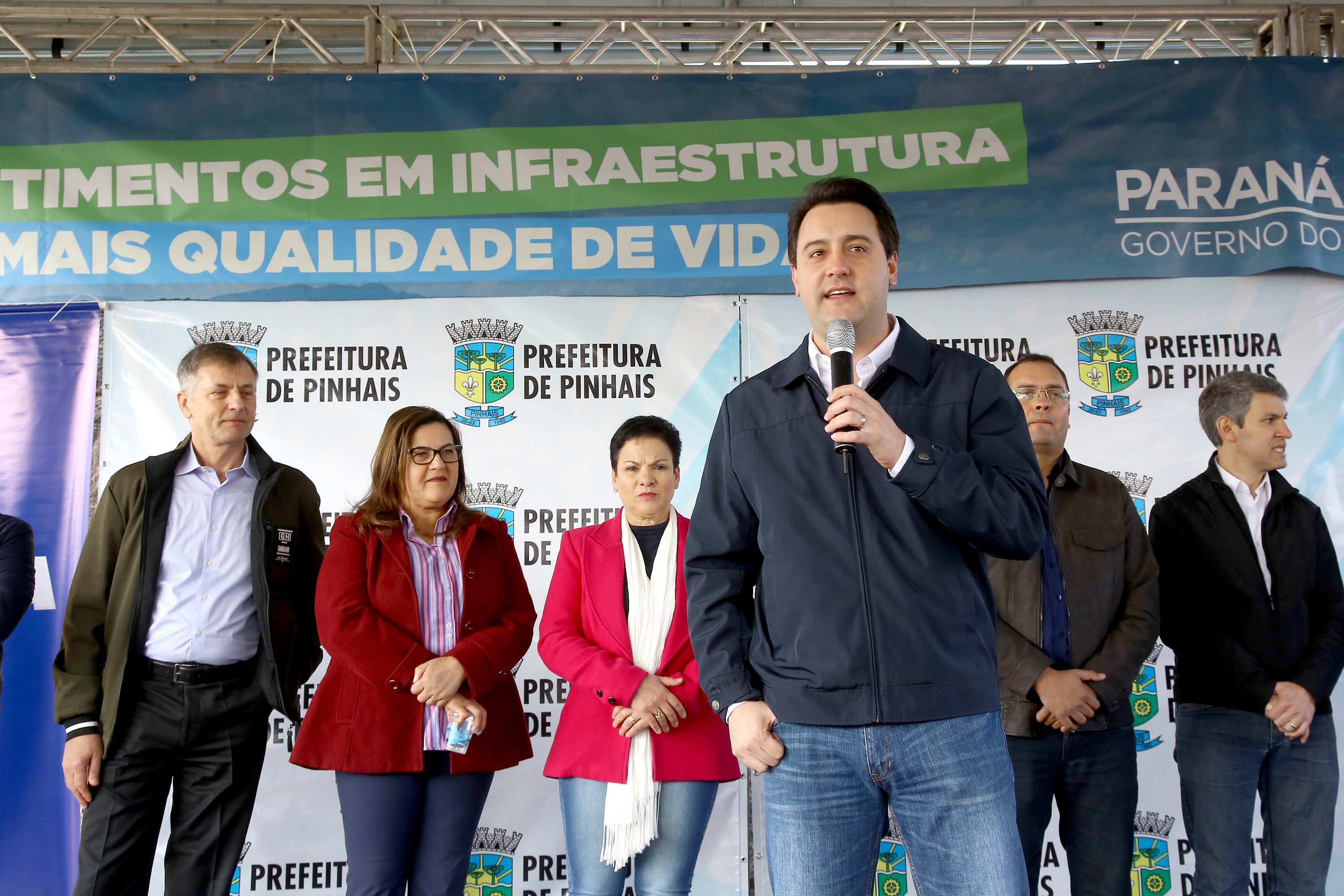 Pinhais, na Região Metropolitana de Curitiba, vai investir em construção de calçadas, compra de maquinários e reparos em escolas. O montante soma R$ 5,5 milhões e inbclui, também, a ampliação do sistema de abastecimento de água. Nesta sexta-feira (16), o governador Carlos Massa Ratinho Junior confirmou o pacote de investimento no município e destacou outras ações do Estado na Grande Curitiba.