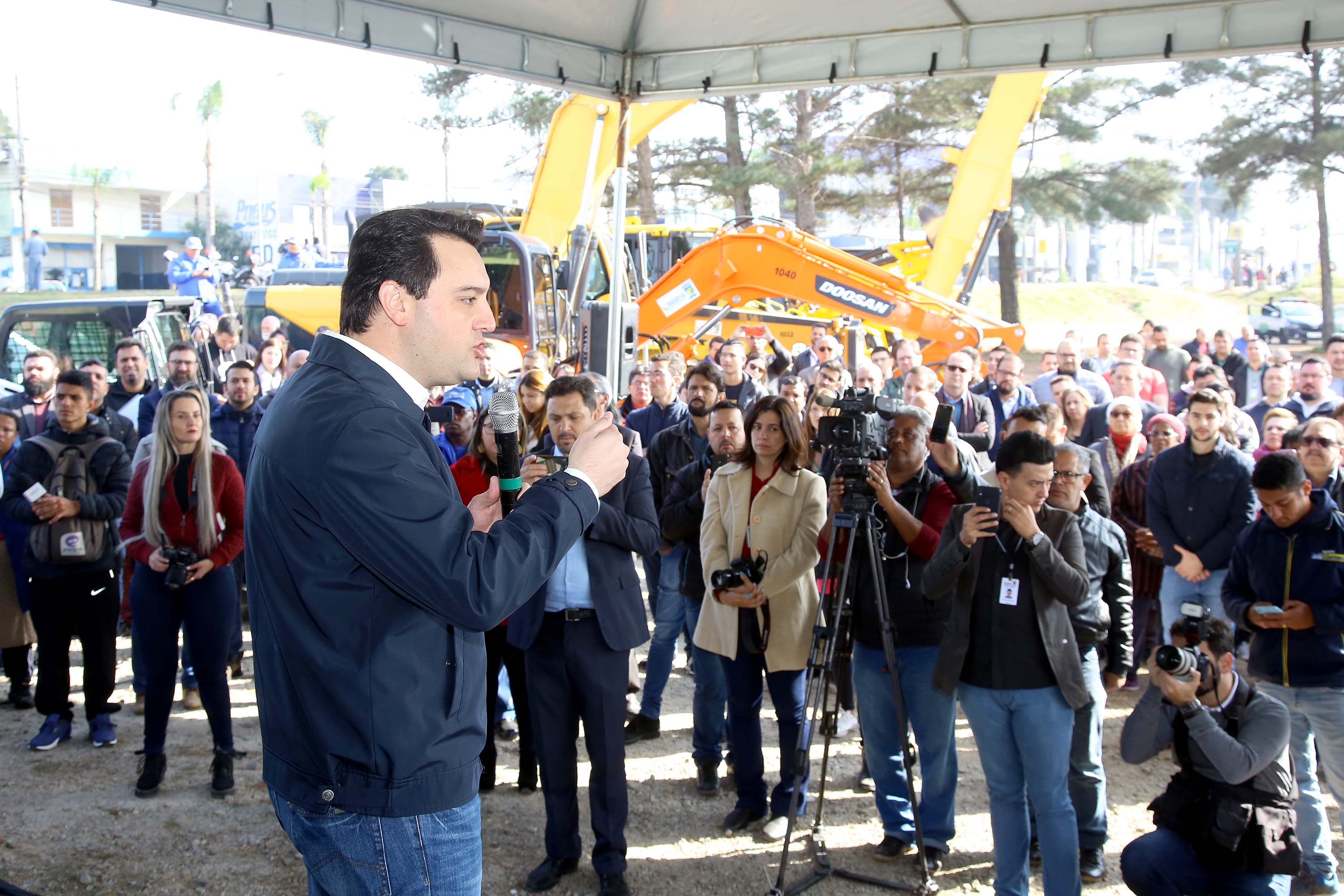 Pinhais, na Região Metropolitana de Curitiba, vai investir em construção de calçadas, compra de maquinários e reparos em escolas. O montante soma R$ 5,5 milhões e inbclui, também, a ampliação do sistema de abastecimento de água. Nesta sexta-feira (16), o governador Carlos Massa Ratinho Junior confirmou o pacote de investimento no município e destacou outras ações do Estado na Grande Curitiba.