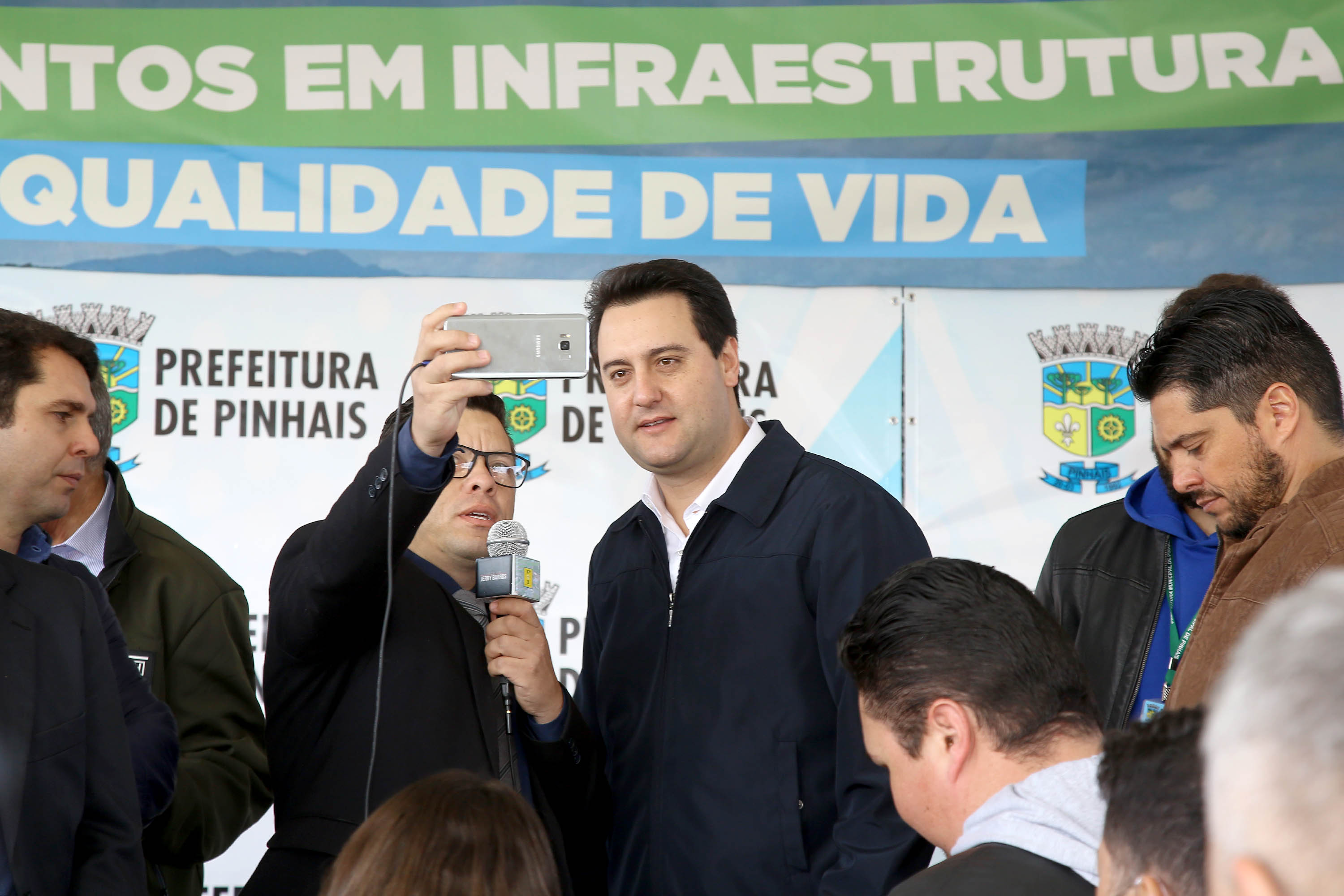 Pinhais, na Região Metropolitana de Curitiba, vai investir em construção de calçadas, compra de maquinários e reparos em escolas. O montante soma R$ 5,5 milhões e inbclui, também, a ampliação do sistema de abastecimento de água. Nesta sexta-feira (16), o governador Carlos Massa Ratinho Junior confirmou o pacote de investimento no município e destacou outras ações do Estado na Grande Curitiba.