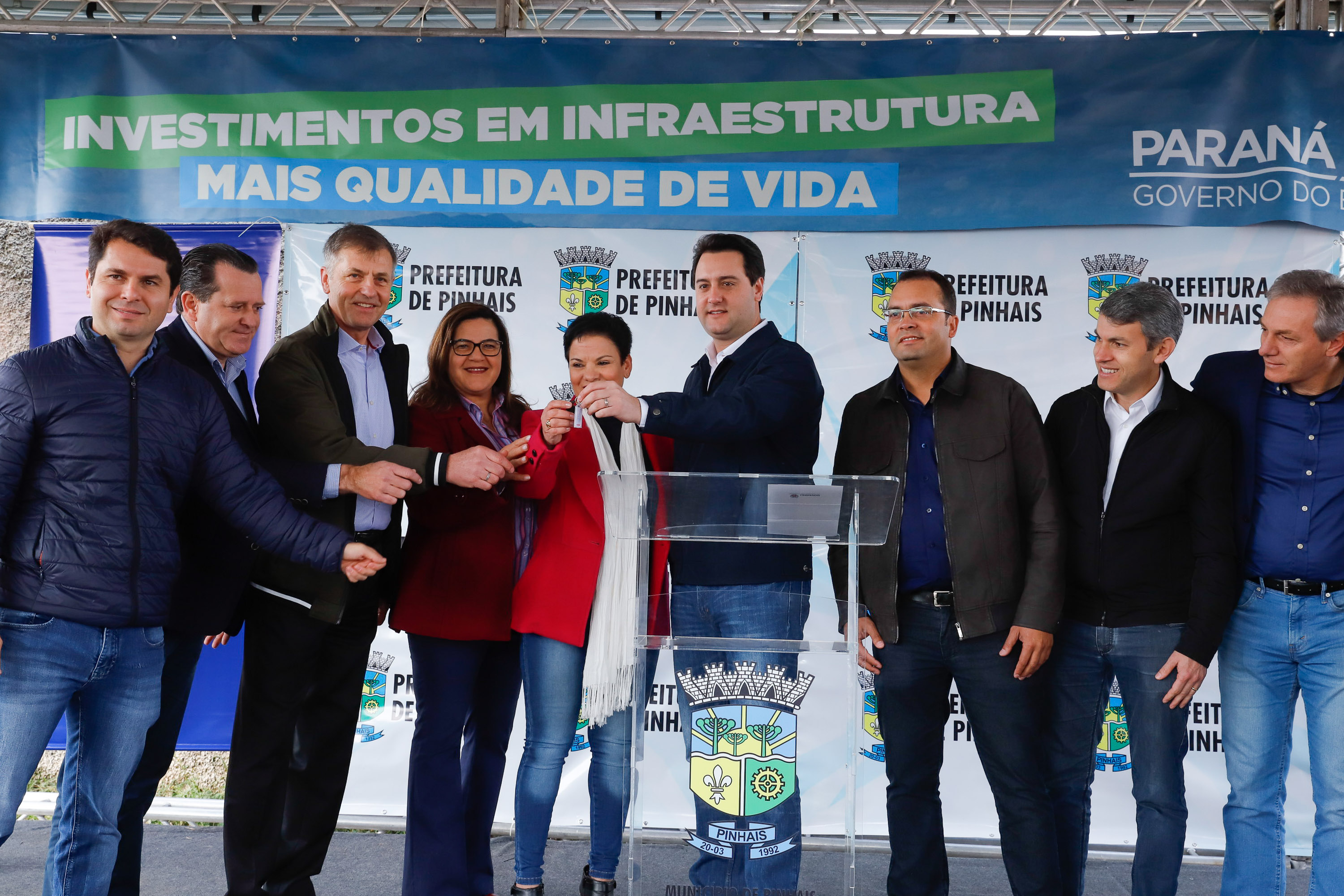 Pinhais, na Região Metropolitana de Curitiba, vai investir em construção de calçadas, compra de maquinários e reparos em escolas. O montante soma R$ 5,5 milhões e inbclui, também, a ampliação do sistema de abastecimento de água. Nesta sexta-feira (16), o governador Carlos Massa Ratinho Junior confirmou o pacote de investimento no município e destacou outras ações do Estado na Grande Curitiba.
