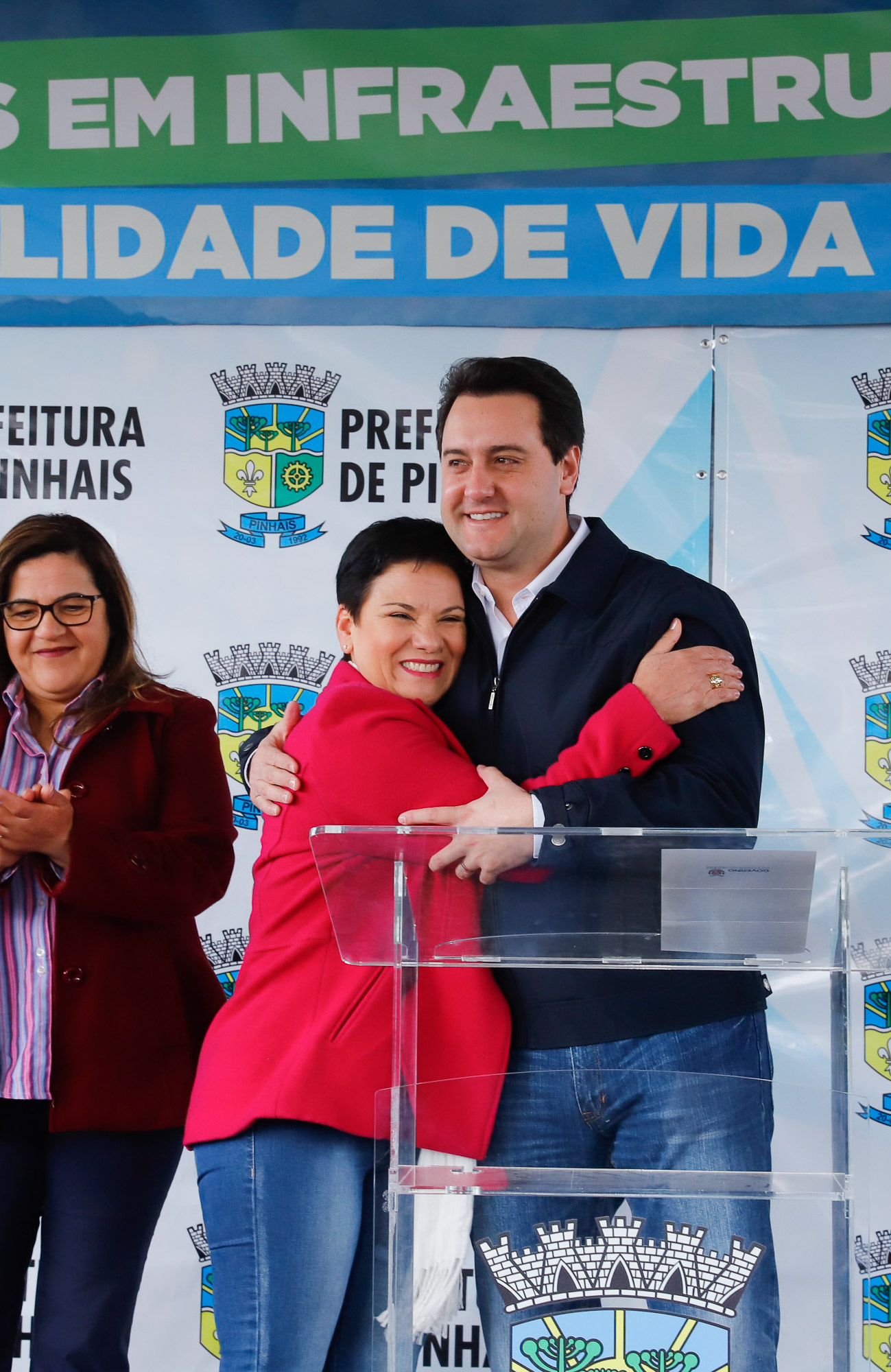 Pinhais, na Região Metropolitana de Curitiba, vai investir em construção de calçadas, compra de maquinários e reparos em escolas. O montante soma R$ 5,5 milhões e inbclui, também, a ampliação do sistema de abastecimento de água. Nesta sexta-feira (16), o governador Carlos Massa Ratinho Junior confirmou o pacote de investimento no município e destacou outras ações do Estado na Grande Curitiba.