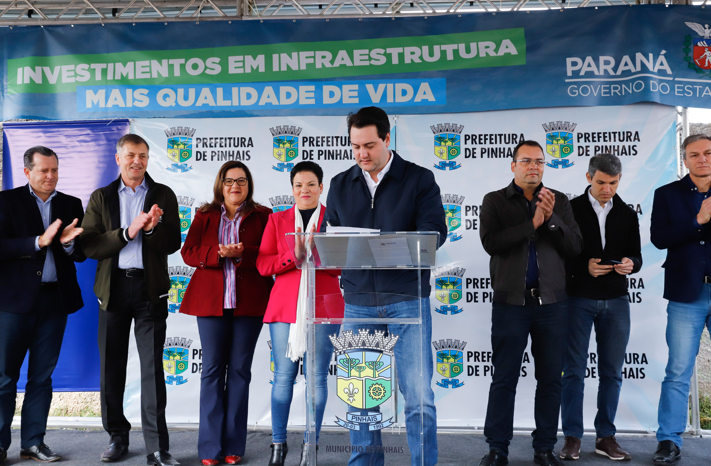 Pinhais, na Região Metropolitana de Curitiba, vai investir em construção de calçadas, compra de maquinários e reparos em escolas. O montante soma R$ 5,5 milhões e inbclui, também, a ampliação do sistema de abastecimento de água. Nesta sexta-feira (16), o governador Carlos Massa Ratinho Junior confirmou o pacote de investimento no município e destacou outras ações do Estado na Grande Curitiba.