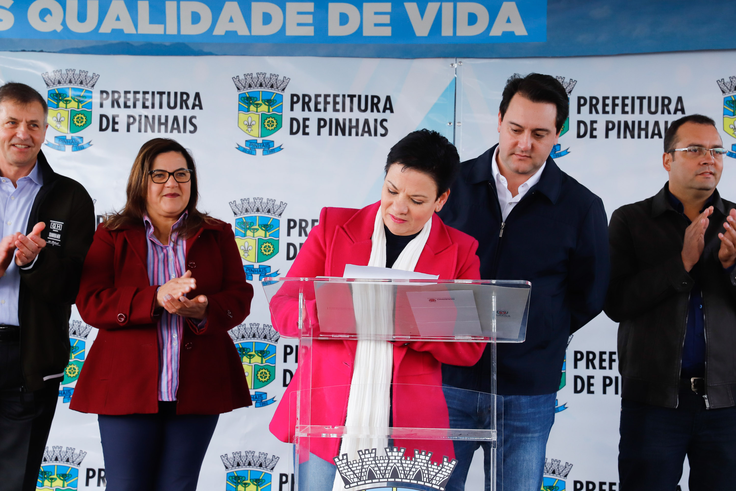 Pinhais, na Região Metropolitana de Curitiba, vai investir em construção de calçadas, compra de maquinários e reparos em escolas. O montante soma R$ 5,5 milhões e inbclui, também, a ampliação do sistema de abastecimento de água. Nesta sexta-feira (16), o governador Carlos Massa Ratinho Junior confirmou o pacote de investimento no município e destacou outras ações do Estado na Grande Curitiba.