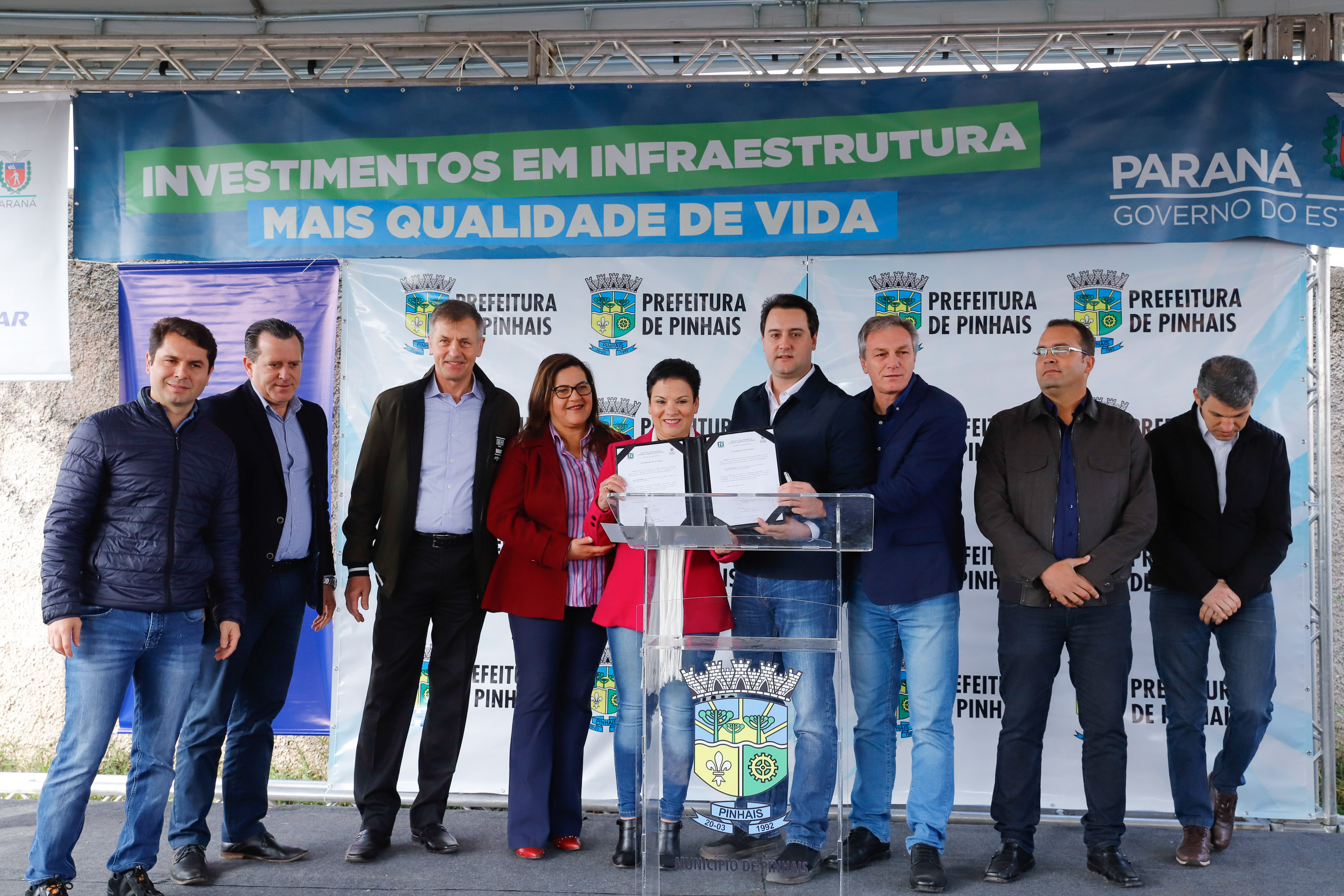 Pinhais, na Região Metropolitana de Curitiba, vai investir em construção de calçadas, compra de maquinários e reparos em escolas. O montante soma R$ 5,5 milhões e inbclui, também, a ampliação do sistema de abastecimento de água. Nesta sexta-feira (16), o governador Carlos Massa Ratinho Junior confirmou o pacote de investimento no município e destacou outras ações do Estado na Grande Curitiba.
