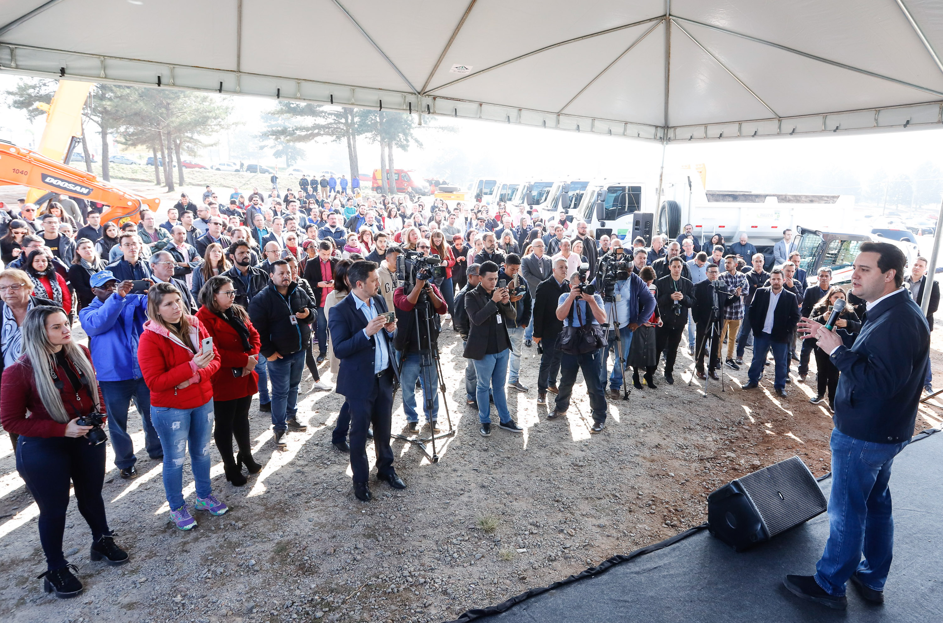 Pinhais, na Região Metropolitana de Curitiba, vai investir em construção de calçadas, compra de maquinários e reparos em escolas. O montante soma R$ 5,5 milhões e inbclui, também, a ampliação do sistema de abastecimento de água. Nesta sexta-feira (16), o governador Carlos Massa Ratinho Junior confirmou o pacote de investimento no município e destacou outras ações do Estado na Grande Curitiba.