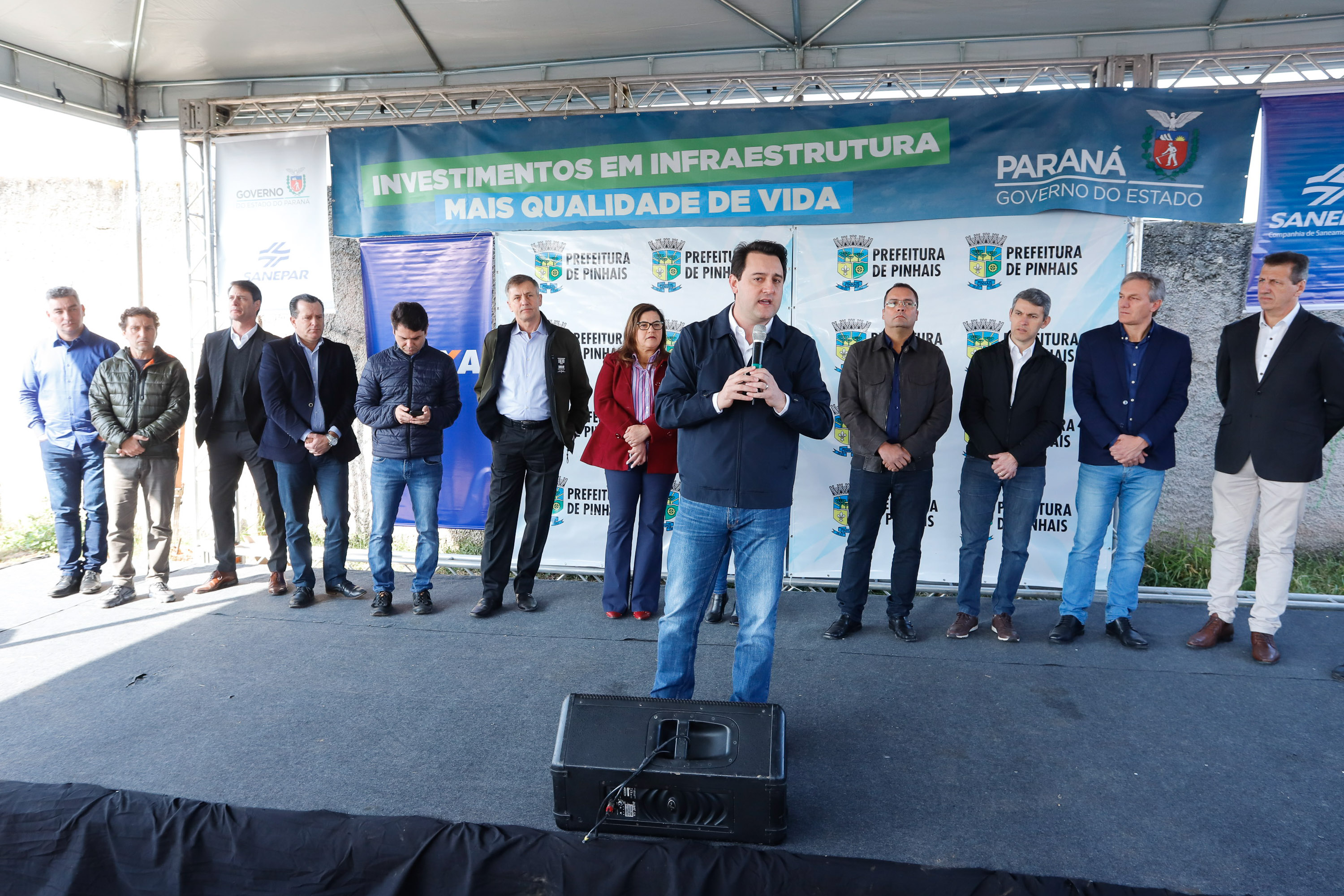 Pinhais, na Região Metropolitana de Curitiba, vai investir em construção de calçadas, compra de maquinários e reparos em escolas. O montante soma R$ 5,5 milhões e inbclui, também, a ampliação do sistema de abastecimento de água. Nesta sexta-feira (16), o governador Carlos Massa Ratinho Junior confirmou o pacote de investimento no município e destacou outras ações do Estado na Grande Curitiba.