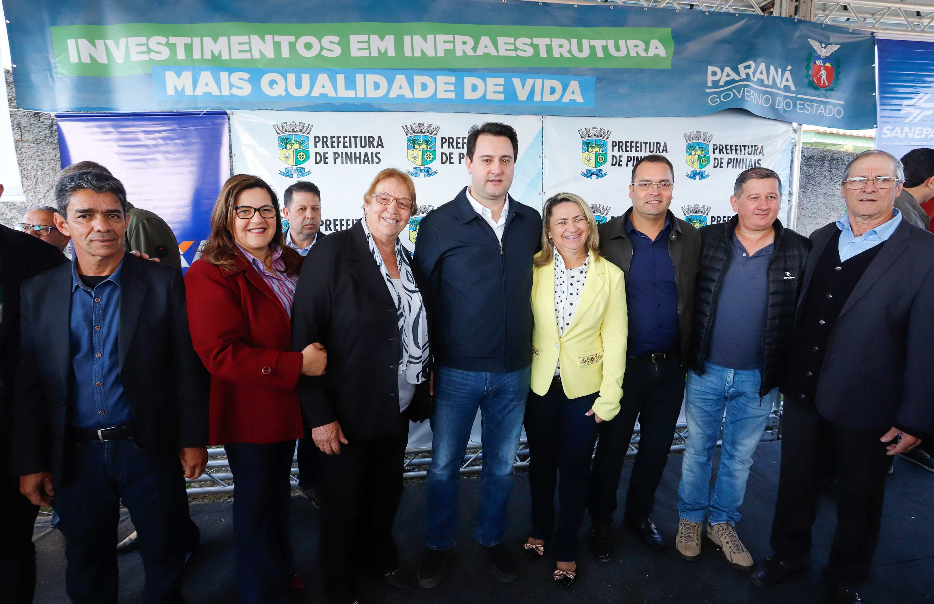 Pinhais, na Região Metropolitana de Curitiba, vai investir em construção de calçadas, compra de maquinários e reparos em escolas. O montante soma R$ 5,5 milhões e inbclui, também, a ampliação do sistema de abastecimento de água. Nesta sexta-feira (16), o governador Carlos Massa Ratinho Junior confirmou o pacote de investimento no município e destacou outras ações do Estado na Grande Curitiba.