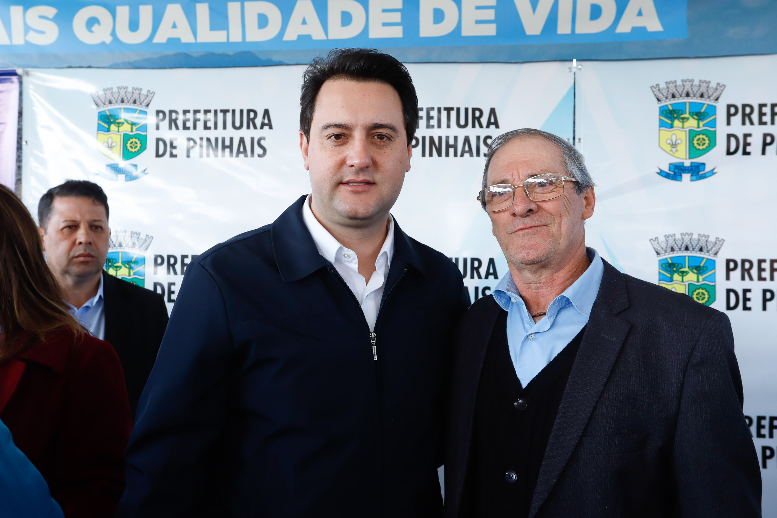 Pinhais, na Região Metropolitana de Curitiba, vai investir em construção de calçadas, compra de maquinários e reparos em escolas. O montante soma R$ 5,5 milhões e inbclui, também, a ampliação do sistema de abastecimento de água. Nesta sexta-feira (16), o governador Carlos Massa Ratinho Junior confirmou o pacote de investimento no município e destacou outras ações do Estado na Grande Curitiba.