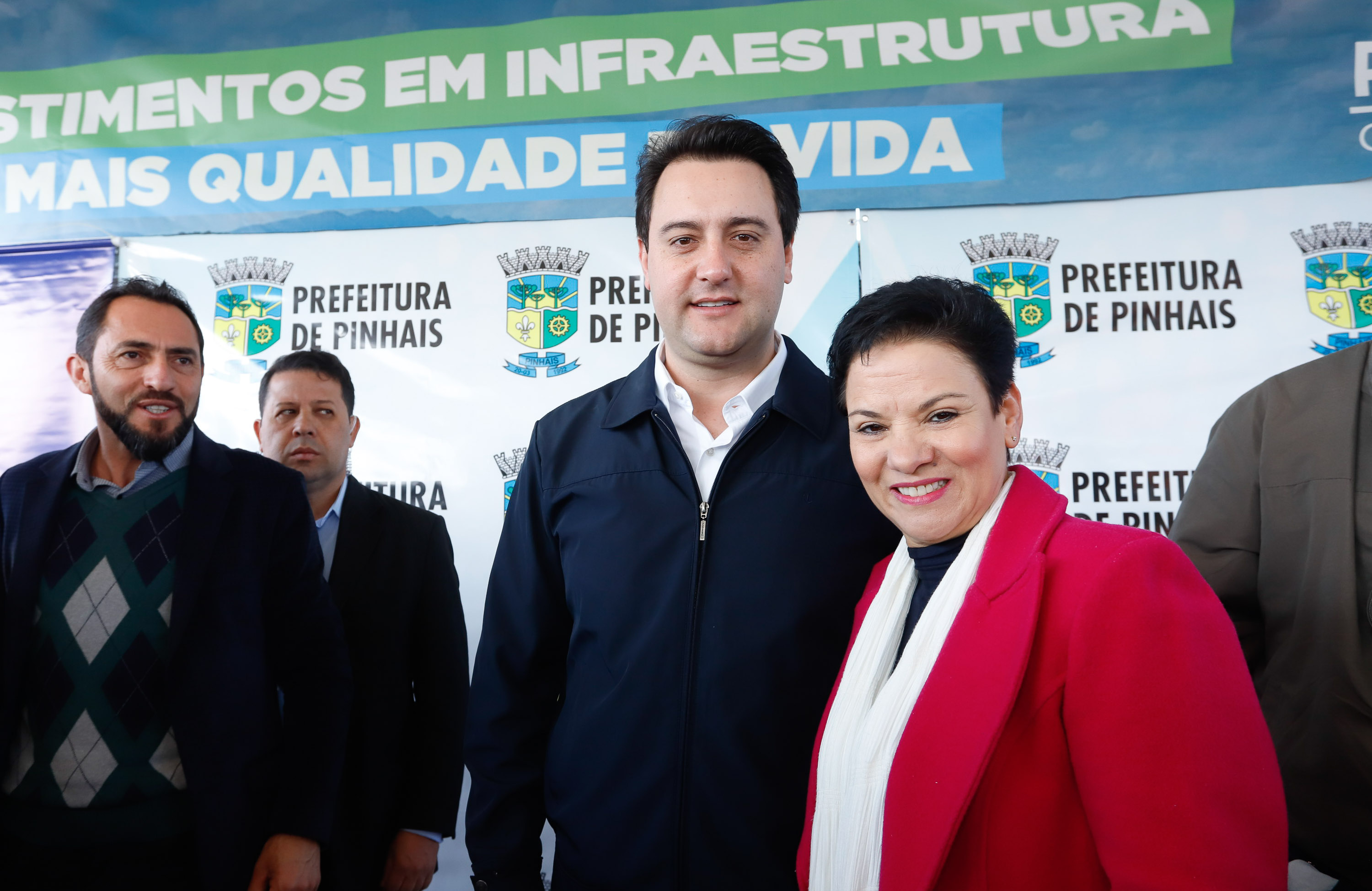 Pinhais, na Região Metropolitana de Curitiba, vai investir em construção de calçadas, compra de maquinários e reparos em escolas. O montante soma R$ 5,5 milhões e inbclui, também, a ampliação do sistema de abastecimento de água. Nesta sexta-feira (16), o governador Carlos Massa Ratinho Junior confirmou o pacote de investimento no município e destacou outras ações do Estado na Grande Curitiba.