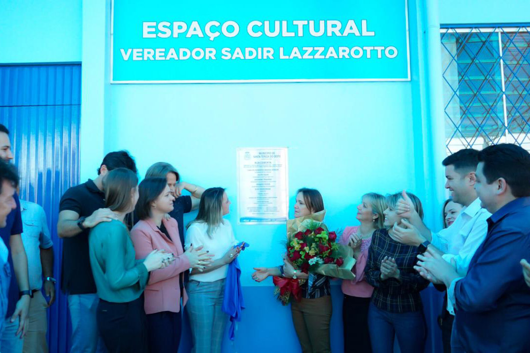 O chefe da Casa Civil do Paraná, Guto Silva, e o prefeito de Santa Tereza do Oeste, Elio Marciniak, inauguraram neste sábado (17) obras que somam mais de R$ 1,5 milhão. Além de novo espaço cultural, a cidade ganhou uma unidade básica de saúde, um barracão industrial e uma ciclovia. FOTO: Casa Civil