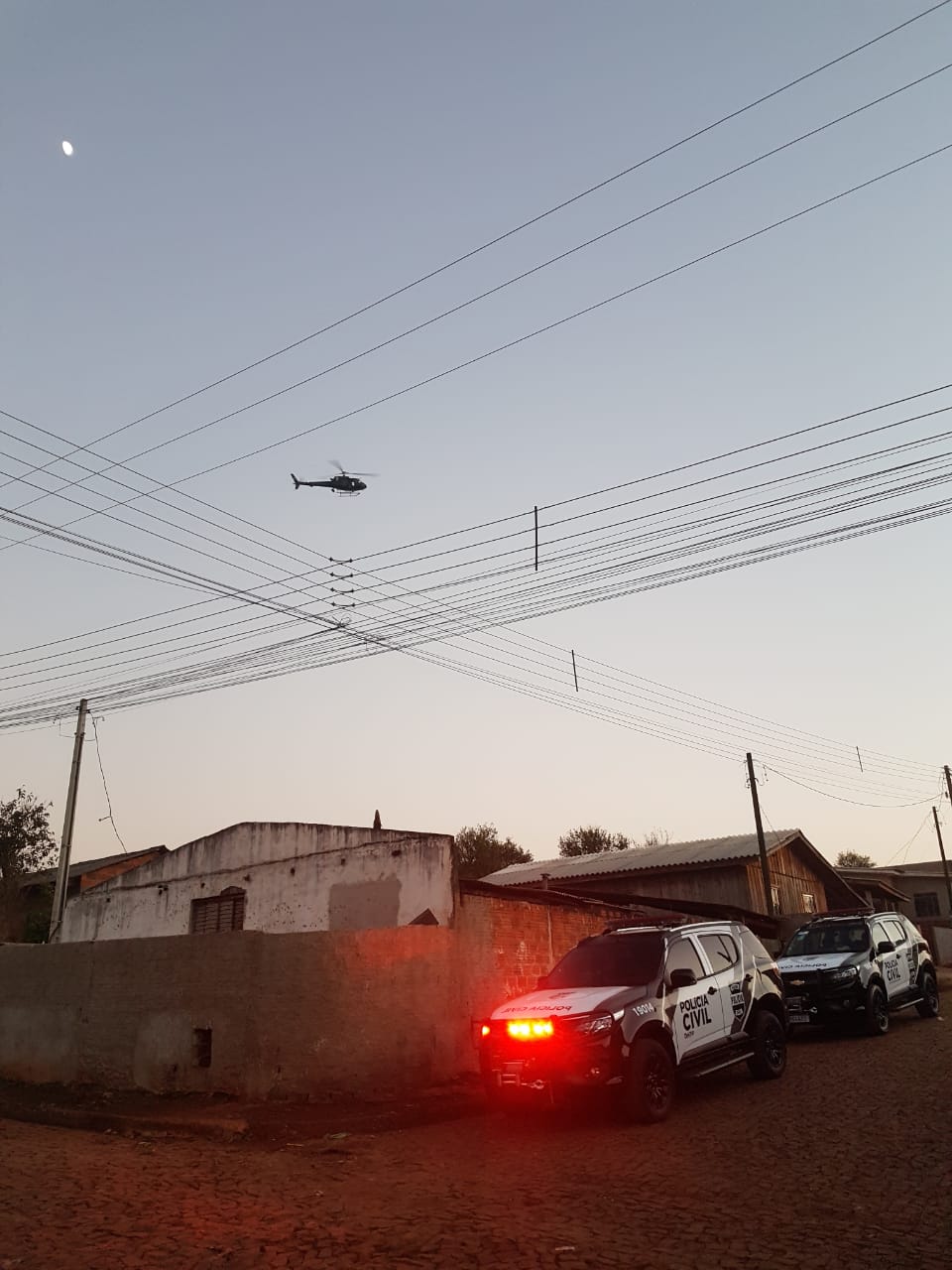 A Polícia Civil do Paraná está nas ruas na manhã desta quarta-feira (21) para a operação “Adsumus”, contra organização criminosa envolvida em tráfico de drogas, tráfico de armas e homicídios. O grupo atua a partir de Quedas do Iguaçu, na região centro-sul do Estado, chefiado por dois irmãos, homem e mulher. As ações contam com o apoio da Polícia Militar. Foto:Divulgação/PCPR