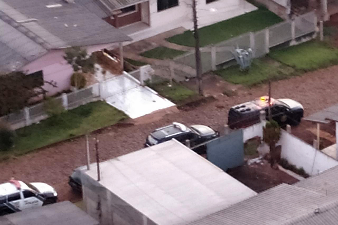 A Polícia Civil do Paraná está nas ruas na manhã desta quarta-feira (21) para a operação “Adsumus”, contra organização criminosa envolvida em tráfico de drogas, tráfico de armas e homicídios. O grupo atua a partir de Quedas do Iguaçu, na região centro-sul do Estado, chefiado por dois irmãos, homem e mulher. As ações contam com o apoio da Polícia Militar. Foto:Divulgação/PCPR