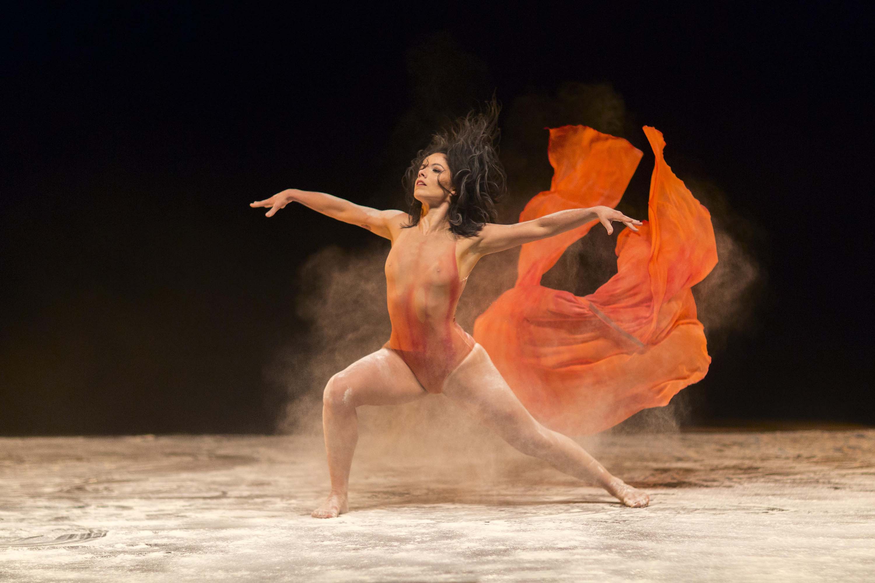 Exposição fotográfica retrata os 50 anos do Balé Teatro Guaíra.