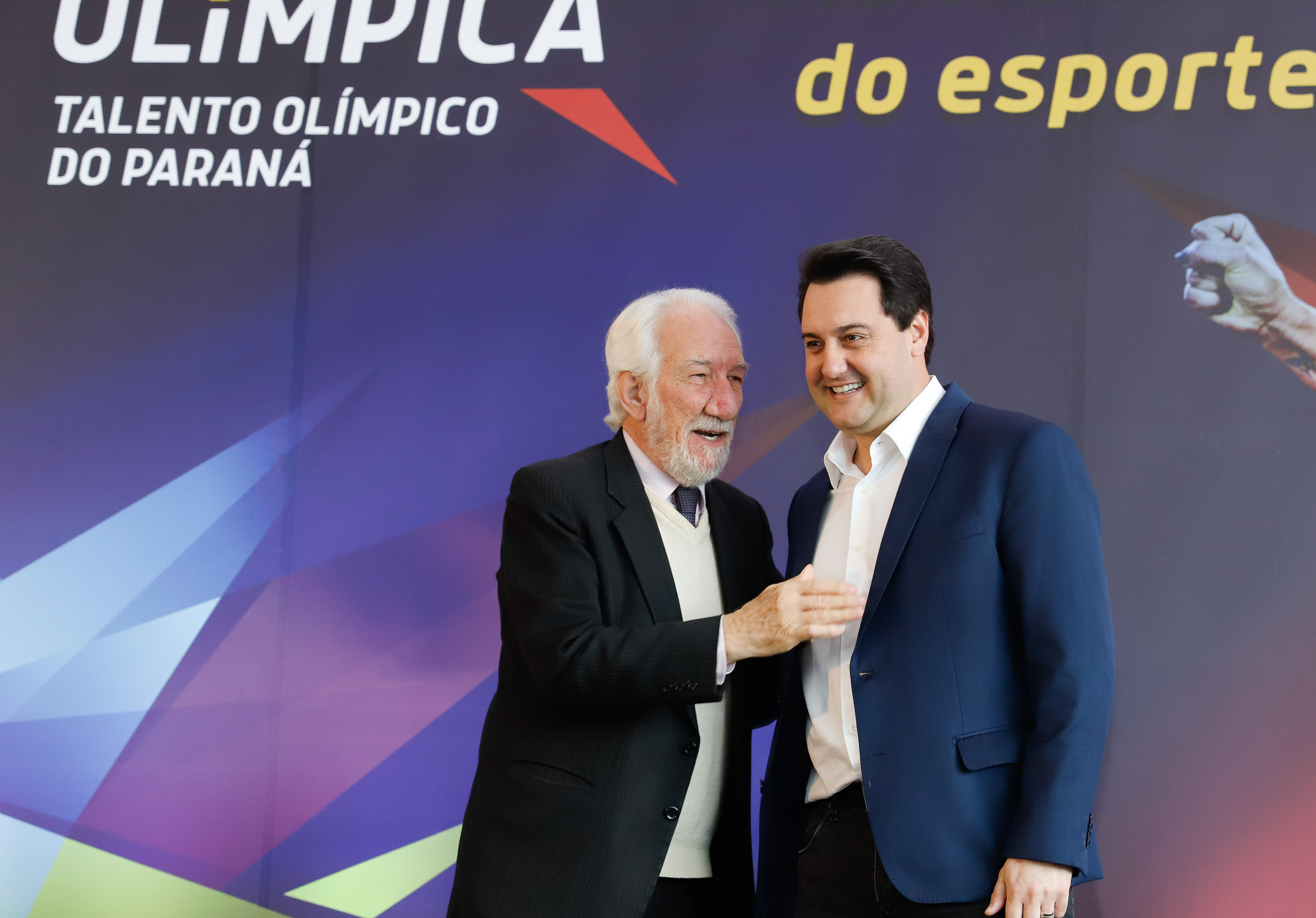 O governador Carlos Massa Ratinho Junior lançou nesta segunda-feira (2), em cerimônia no Palácio Iguaçu, o programa Geração Olímpica, que só neste ano garantirá 1.252 bolsas esportivas nas modalidades olímpicas e paralímpicas para jovens promessas, atletas de renome mundial e técnicos. A Companhia Paranaense de Energia (Copel), patrocinadora da iniciativa, investe R$ 4,75 milhões. É o maior programa de bolsa-atleta do País, em nível estadual.