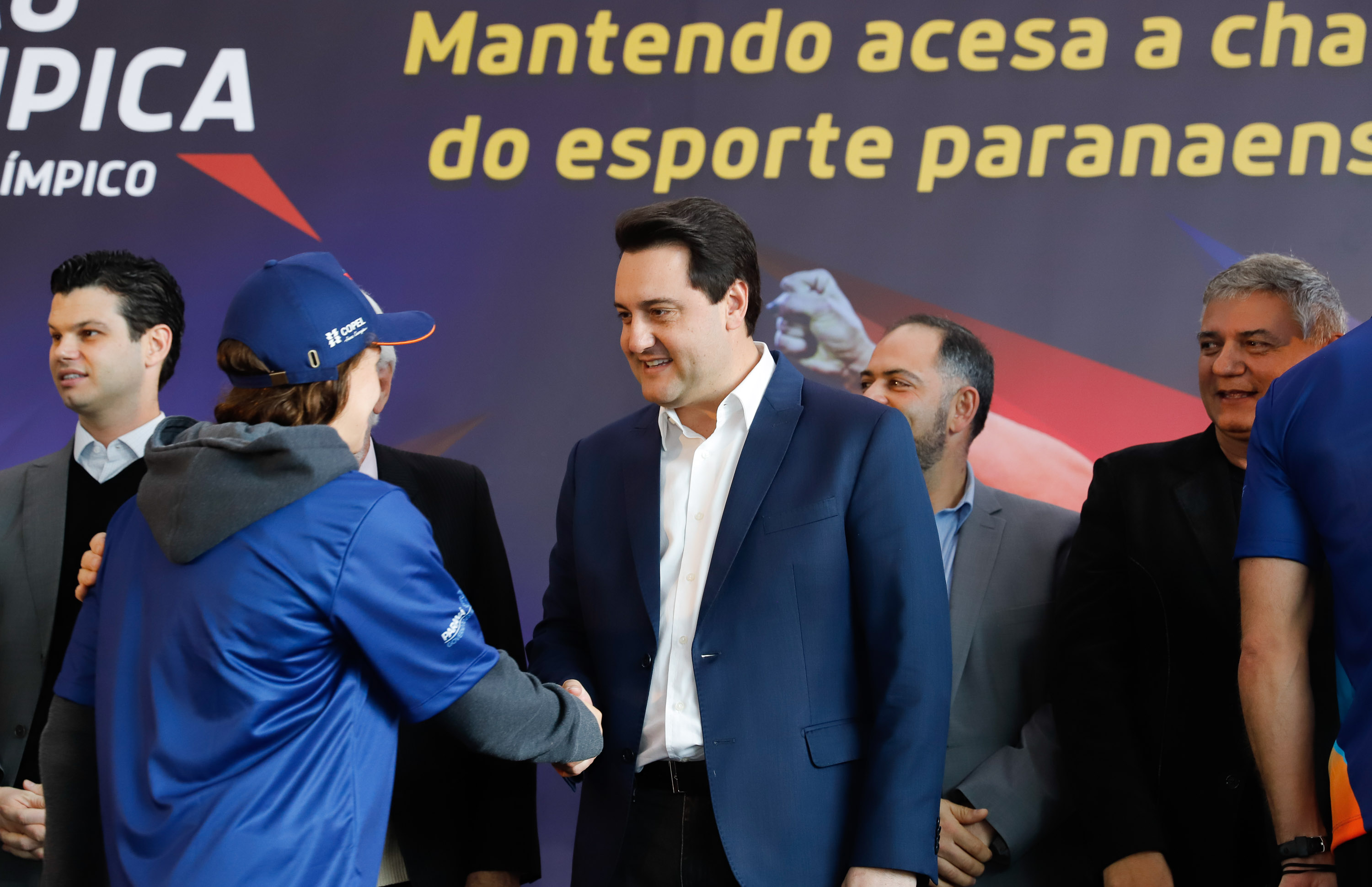 O governador Carlos Massa Ratinho Junior lançou nesta segunda-feira (2), em cerimônia no Palácio Iguaçu, o programa Geração Olímpica, que só neste ano garantirá 1.252 bolsas esportivas nas modalidades olímpicas e paralímpicas para jovens promessas, atletas de renome mundial e técnicos. A Companhia Paranaense de Energia (Copel), patrocinadora da iniciativa, investe R$ 4,75 milhões. É o maior programa de bolsa-atleta do País, em nível estadual.