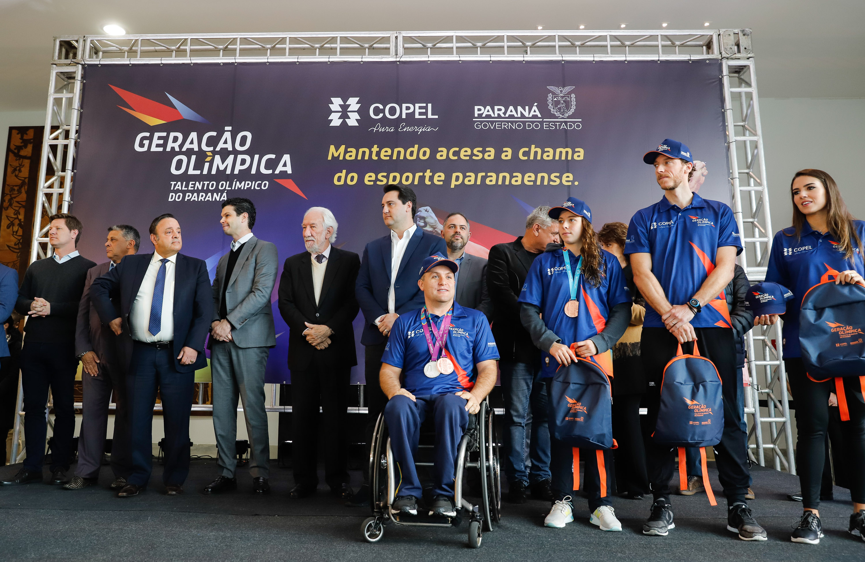 O governador Carlos Massa Ratinho Junior lançou nesta segunda-feira (2), em cerimônia no Palácio Iguaçu, o programa Geração Olímpica, que só neste ano garantirá 1.252 bolsas esportivas nas modalidades olímpicas e paralímpicas para jovens promessas, atletas de renome mundial e técnicos. A Companhia Paranaense de Energia (Copel), patrocinadora da iniciativa, investe R$ 4,75 milhões. É o maior programa de bolsa-atleta do País, em nível estadual.