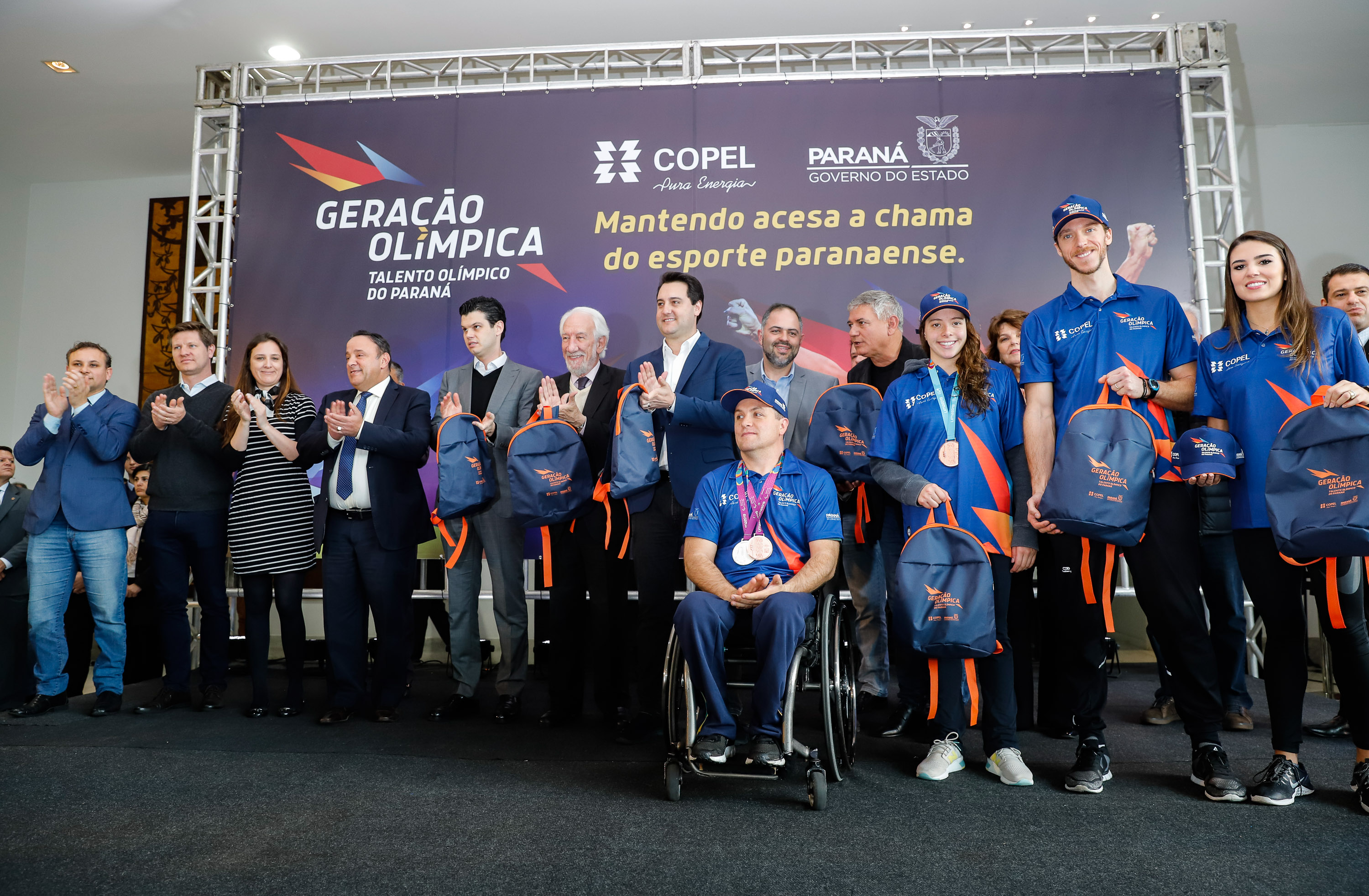 O governador Carlos Massa Ratinho Junior lançou nesta segunda-feira (2), em cerimônia no Palácio Iguaçu, o programa Geração Olímpica, que só neste ano garantirá 1.252 bolsas esportivas nas modalidades olímpicas e paralímpicas para jovens promessas, atletas de renome mundial e técnicos. A Companhia Paranaense de Energia (Copel), patrocinadora da iniciativa, investe R$ 4,75 milhões. É o maior programa de bolsa-atleta do País, em nível estadual.