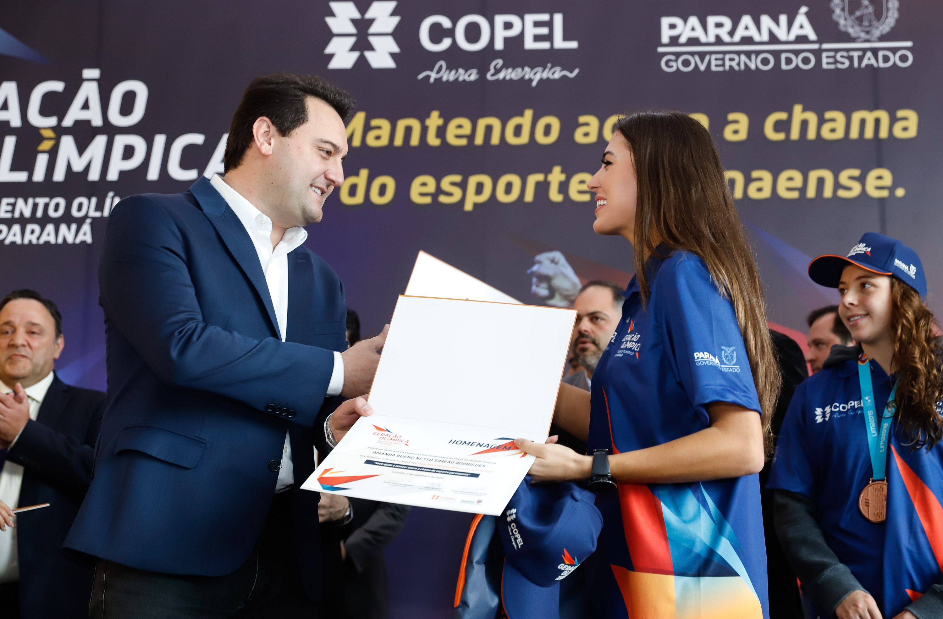 O governador Carlos Massa Ratinho Junior lançou nesta segunda-feira (2), em cerimônia no Palácio Iguaçu, o programa Geração Olímpica, que só neste ano garantirá 1.252 bolsas esportivas nas modalidades olímpicas e paralímpicas para jovens promessas, atletas de renome mundial e técnicos. A Companhia Paranaense de Energia (Copel), patrocinadora da iniciativa, investe R$ 4,75 milhões. É o maior programa de bolsa-atleta do País, em nível estadual.