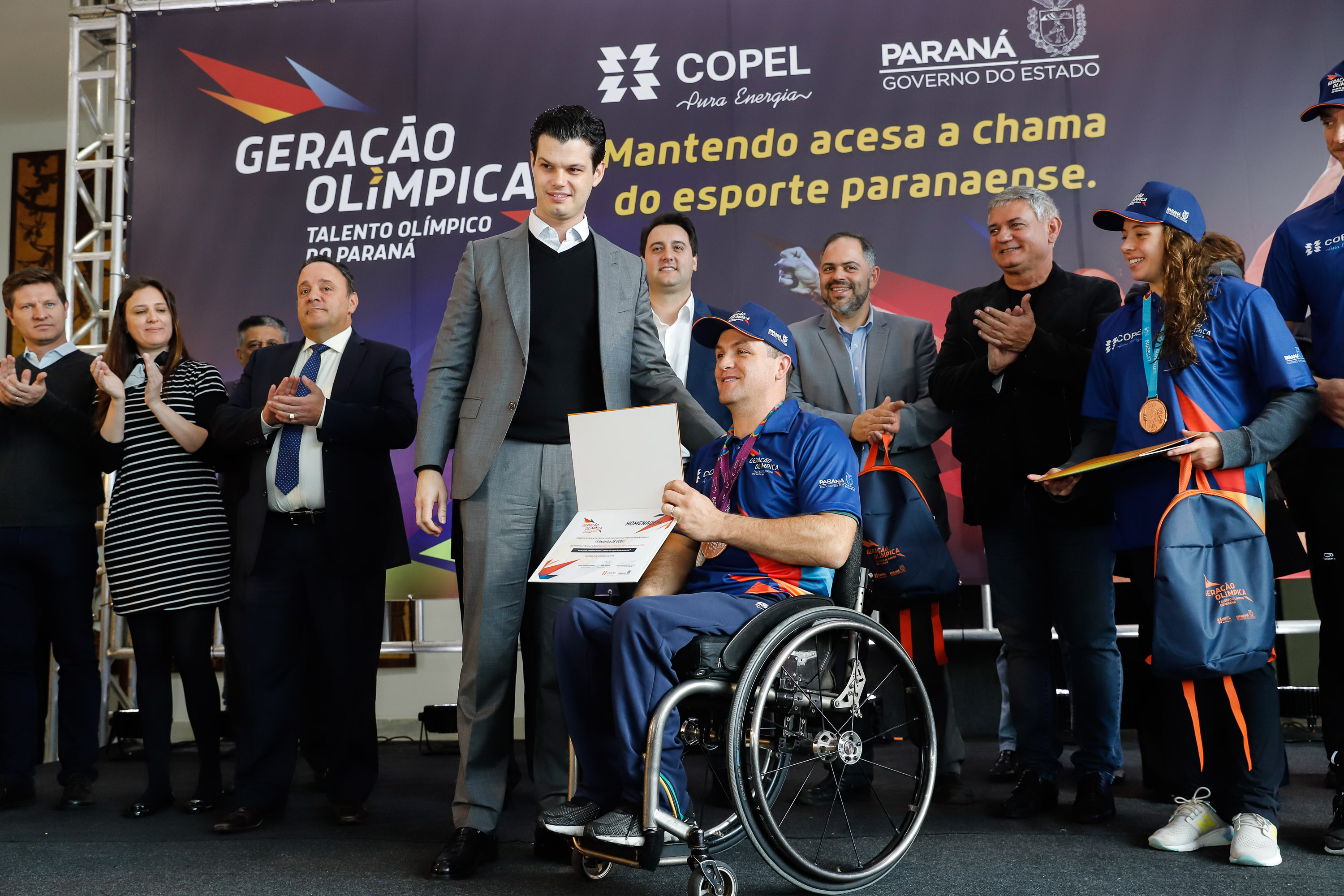 O governador Carlos Massa Ratinho Junior lançou nesta segunda-feira (2), em cerimônia no Palácio Iguaçu, o programa Geração Olímpica, que só neste ano garantirá 1.252 bolsas esportivas nas modalidades olímpicas e paralímpicas para jovens promessas, atletas de renome mundial e técnicos. A Companhia Paranaense de Energia (Copel), patrocinadora da iniciativa, investe R$ 4,75 milhões. É o maior programa de bolsa-atleta do País, em nível estadual.