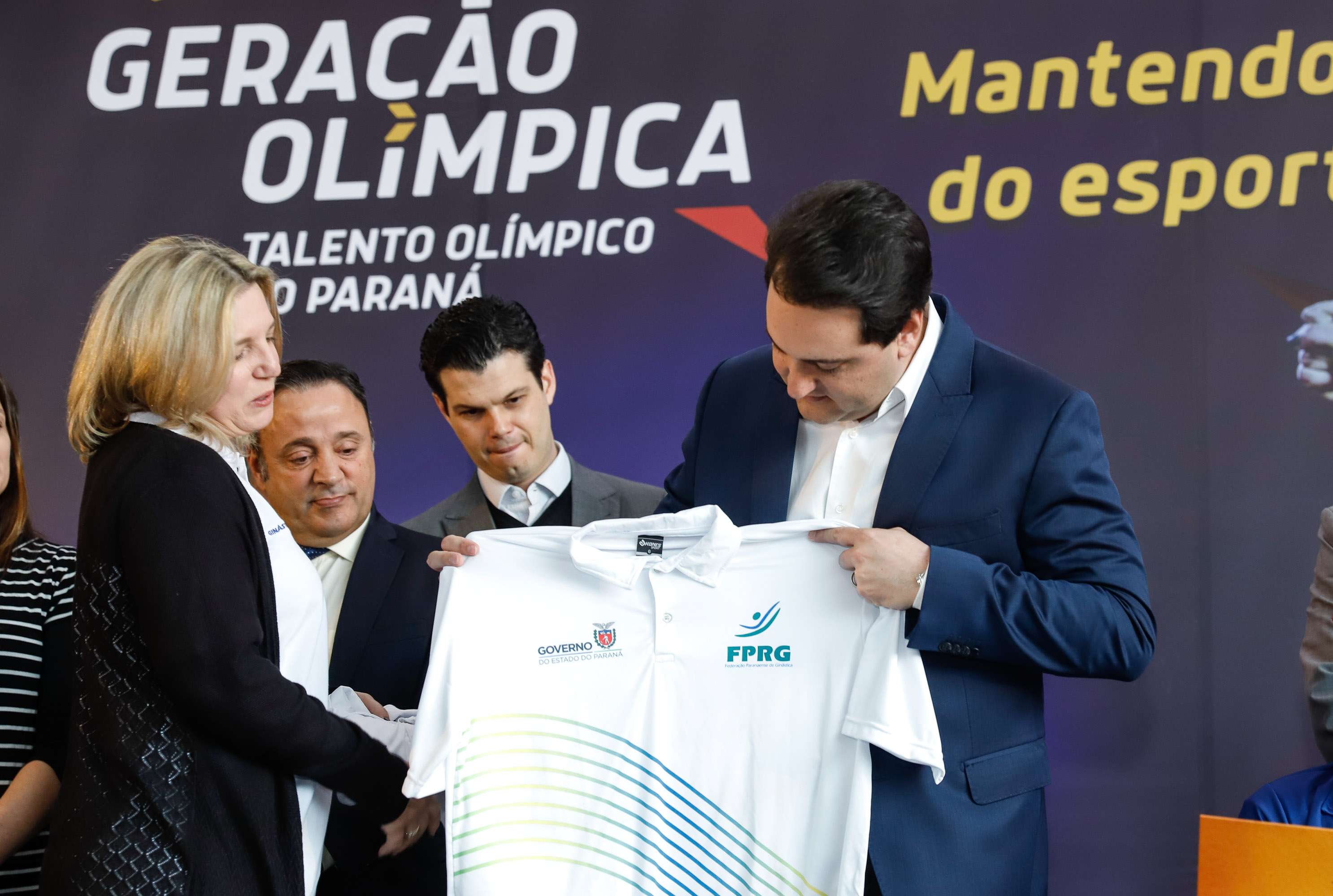 O governador Carlos Massa Ratinho Junior lançou nesta segunda-feira (2), em cerimônia no Palácio Iguaçu, o programa Geração Olímpica, que só neste ano garantirá 1.252 bolsas esportivas nas modalidades olímpicas e paralímpicas para jovens promessas, atletas de renome mundial e técnicos. A Companhia Paranaense de Energia (Copel), patrocinadora da iniciativa, investe R$ 4,75 milhões. É o maior programa de bolsa-atleta do País, em nível estadual.