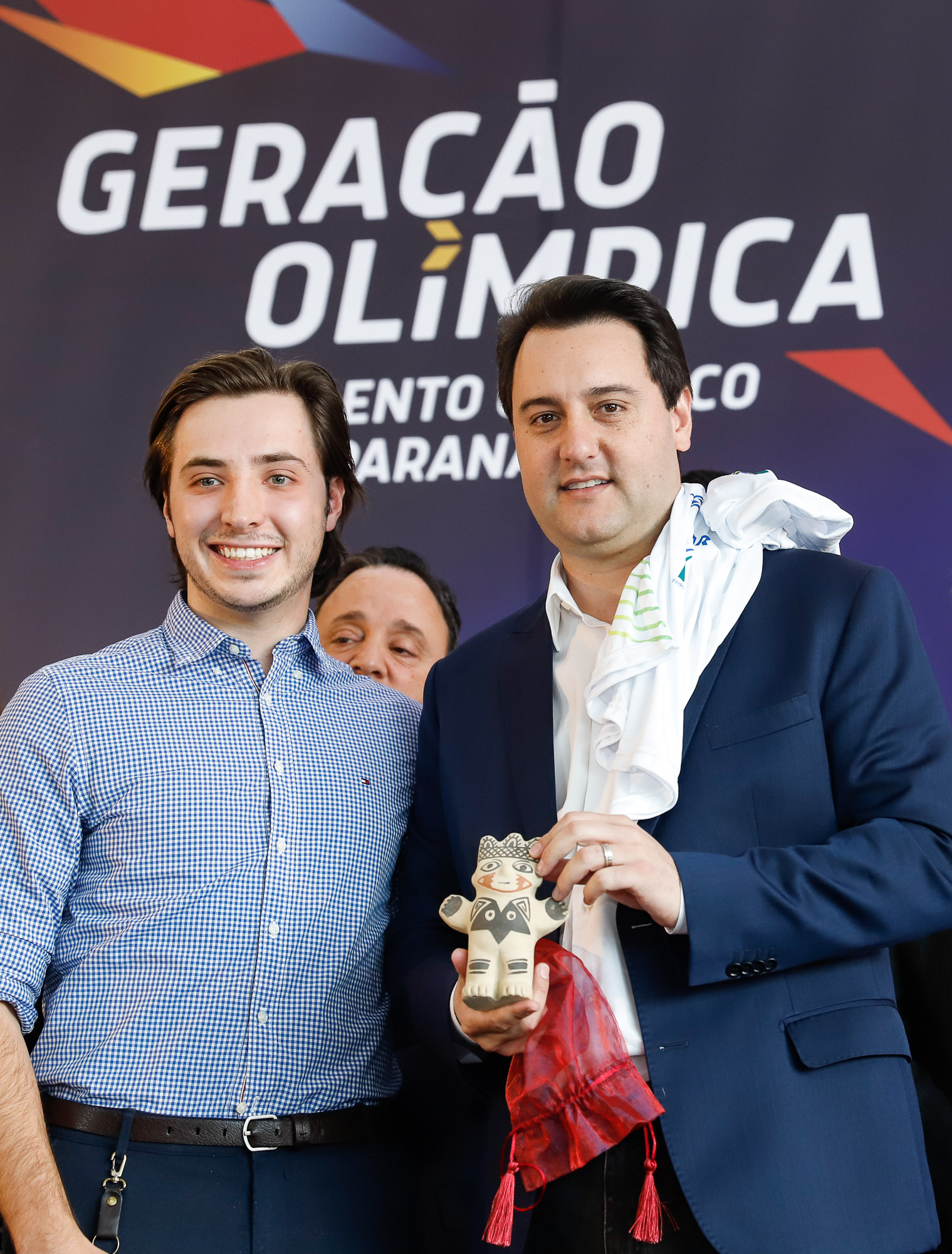 O governador Carlos Massa Ratinho Junior lançou nesta segunda-feira (2), em cerimônia no Palácio Iguaçu, o programa Geração Olímpica, que só neste ano garantirá 1.252 bolsas esportivas nas modalidades olímpicas e paralímpicas para jovens promessas, atletas de renome mundial e técnicos. A Companhia Paranaense de Energia (Copel), patrocinadora da iniciativa, investe R$ 4,75 milhões. É o maior programa de bolsa-atleta do País, em nível estadual.
