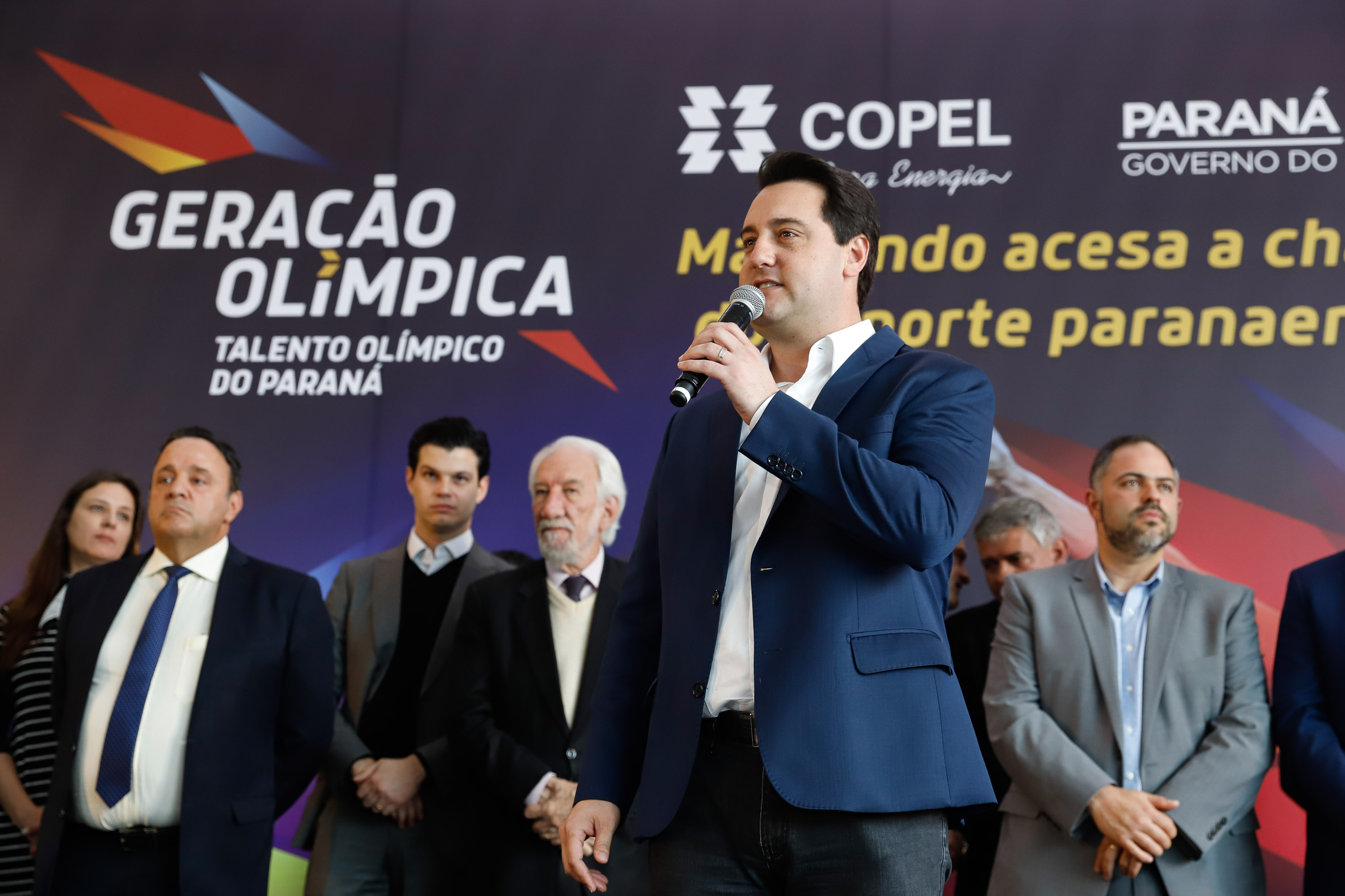O governador Carlos Massa Ratinho Junior lançou nesta segunda-feira (2), em cerimônia no Palácio Iguaçu, o programa Geração Olímpica, que só neste ano garantirá 1.252 bolsas esportivas nas modalidades olímpicas e paralímpicas para jovens promessas, atletas de renome mundial e técnicos. A Companhia Paranaense de Energia (Copel), patrocinadora da iniciativa, investe R$ 4,75 milhões. É o maior programa de bolsa-atleta do País, em nível estadual.