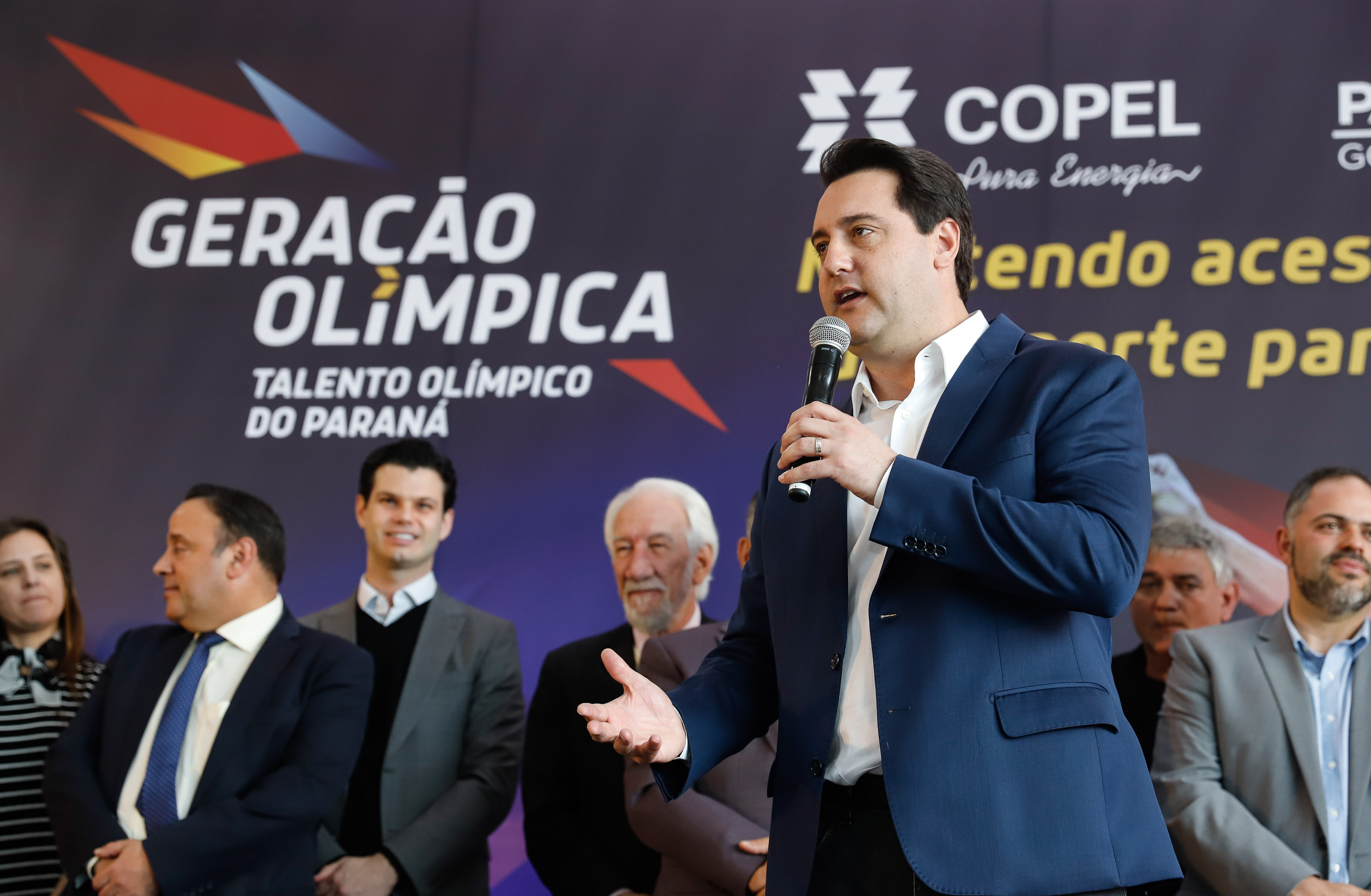 O governador Carlos Massa Ratinho Junior lançou nesta segunda-feira (2), em cerimônia no Palácio Iguaçu, o programa Geração Olímpica, que só neste ano garantirá 1.252 bolsas esportivas nas modalidades olímpicas e paralímpicas para jovens promessas, atletas de renome mundial e técnicos. A Companhia Paranaense de Energia (Copel), patrocinadora da iniciativa, investe R$ 4,75 milhões. É o maior programa de bolsa-atleta do País, em nível estadual.