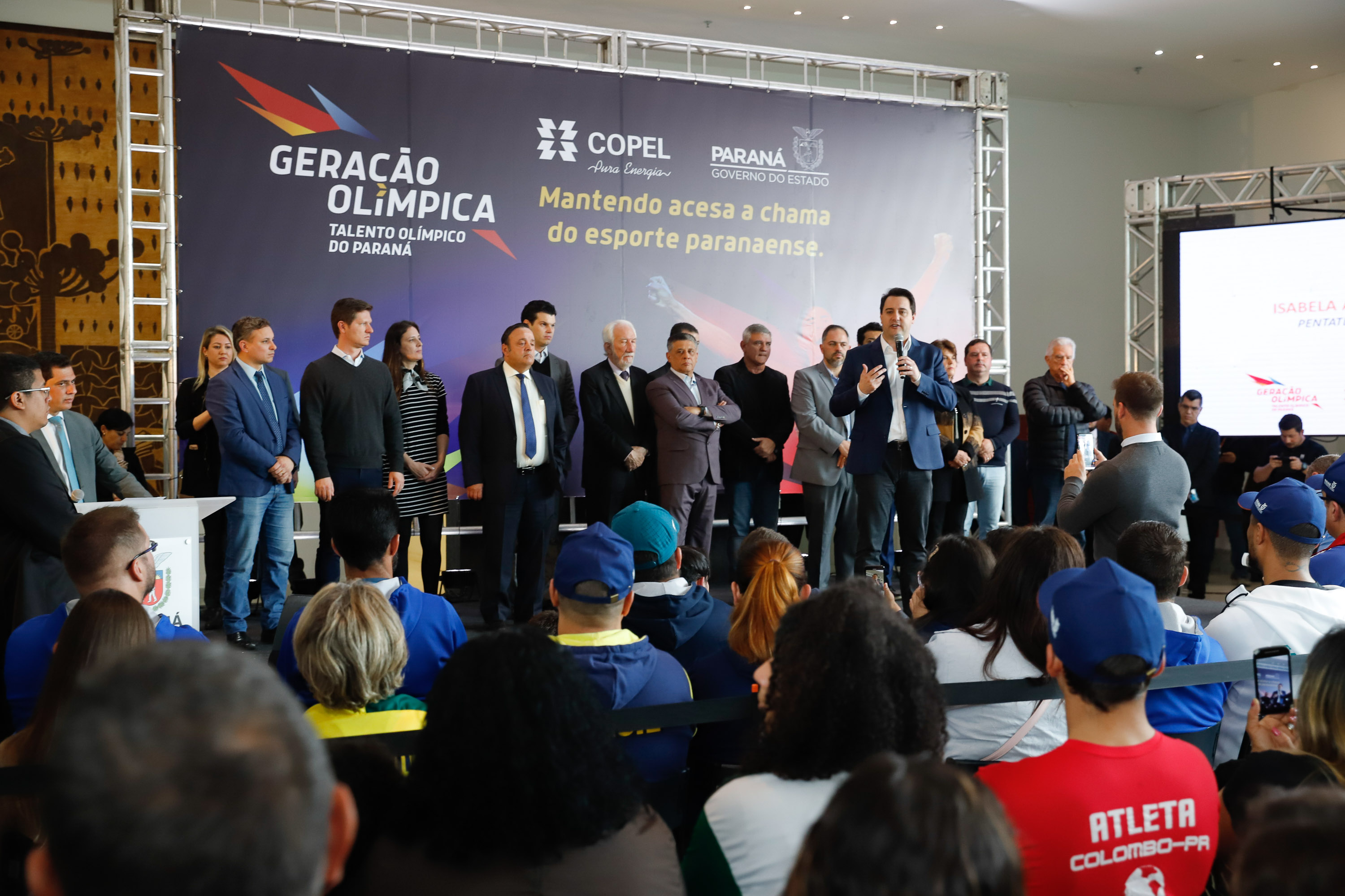 O governador Carlos Massa Ratinho Junior lançou nesta segunda-feira (2), em cerimônia no Palácio Iguaçu, o programa Geração Olímpica, que só neste ano garantirá 1.252 bolsas esportivas nas modalidades olímpicas e paralímpicas para jovens promessas, atletas de renome mundial e técnicos. A Companhia Paranaense de Energia (Copel), patrocinadora da iniciativa, investe R$ 4,75 milhões. É o maior programa de bolsa-atleta do País, em nível estadual.