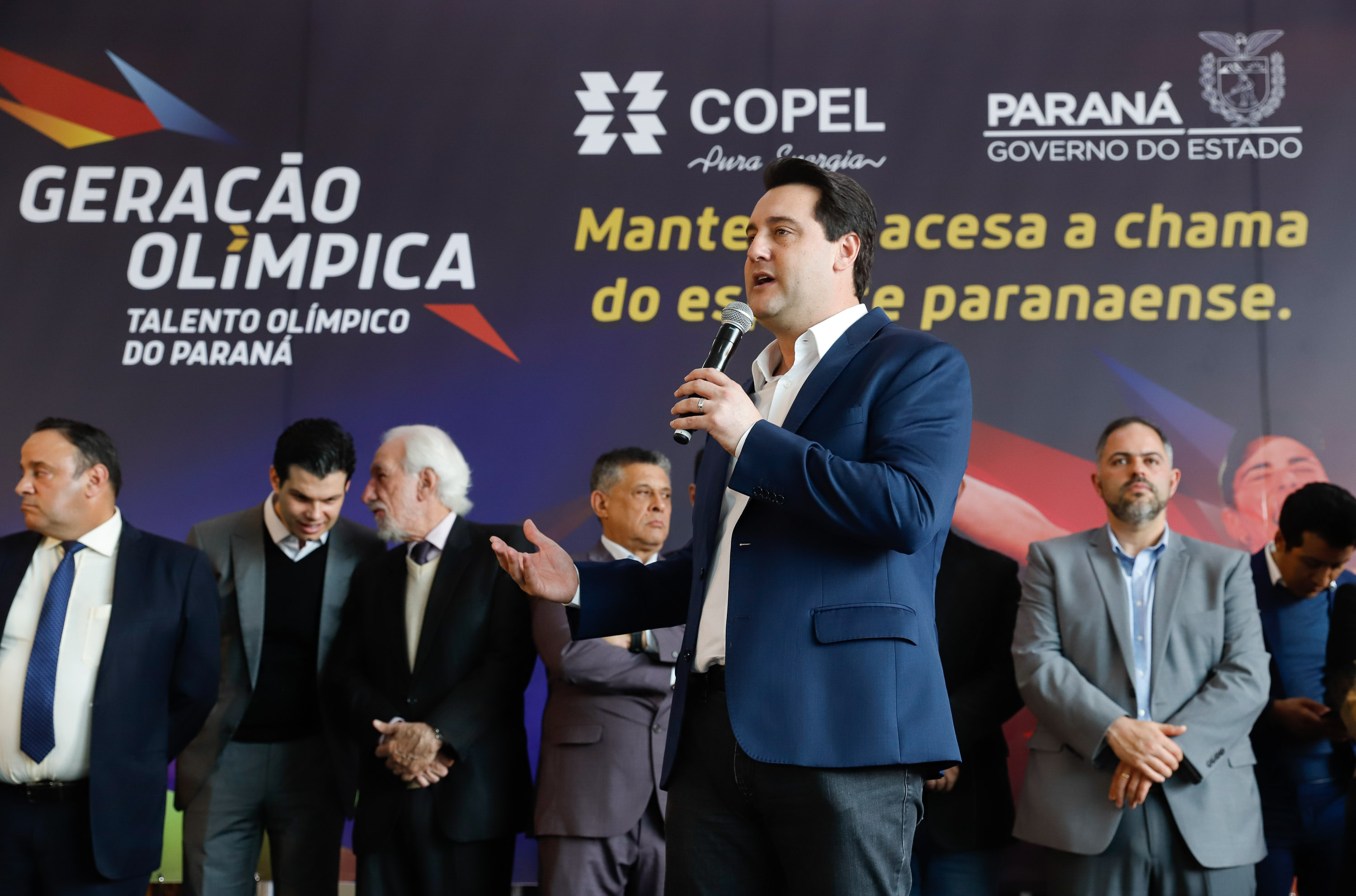 O governador Carlos Massa Ratinho Junior lançou nesta segunda-feira (2), em cerimônia no Palácio Iguaçu, o programa Geração Olímpica, que só neste ano garantirá 1.252 bolsas esportivas nas modalidades olímpicas e paralímpicas para jovens promessas, atletas de renome mundial e técnicos. A Companhia Paranaense de Energia (Copel), patrocinadora da iniciativa, investe R$ 4,75 milhões. É o maior programa de bolsa-atleta do País, em nível estadual.
