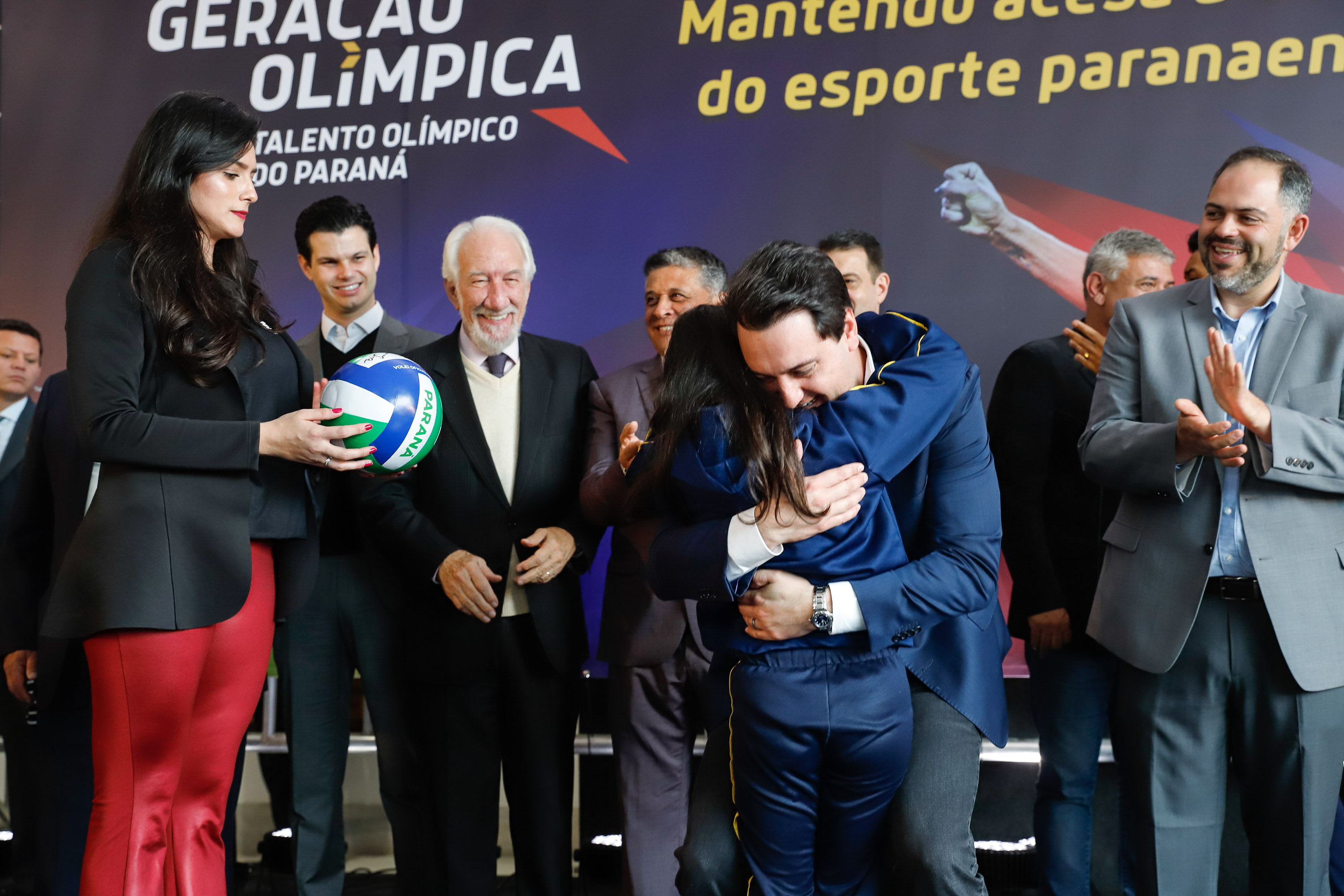 O governador Carlos Massa Ratinho Junior lançou nesta segunda-feira (2), em cerimônia no Palácio Iguaçu, o programa Geração Olímpica, que só neste ano garantirá 1.252 bolsas esportivas nas modalidades olímpicas e paralímpicas para jovens promessas, atletas de renome mundial e técnicos. A Companhia Paranaense de Energia (Copel), patrocinadora da iniciativa, investe R$ 4,75 milhões. É o maior programa de bolsa-atleta do País, em nível estadual.