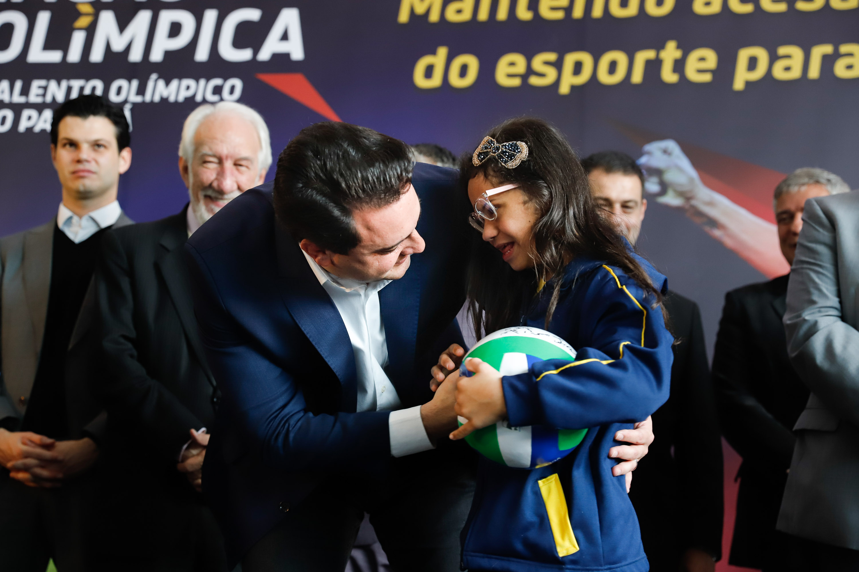O governador Carlos Massa Ratinho Junior lançou nesta segunda-feira (2), em cerimônia no Palácio Iguaçu, o programa Geração Olímpica, que só neste ano garantirá 1.252 bolsas esportivas nas modalidades olímpicas e paralímpicas para jovens promessas, atletas de renome mundial e técnicos. A Companhia Paranaense de Energia (Copel), patrocinadora da iniciativa, investe R$ 4,75 milhões. É o maior programa de bolsa-atleta do País, em nível estadual.