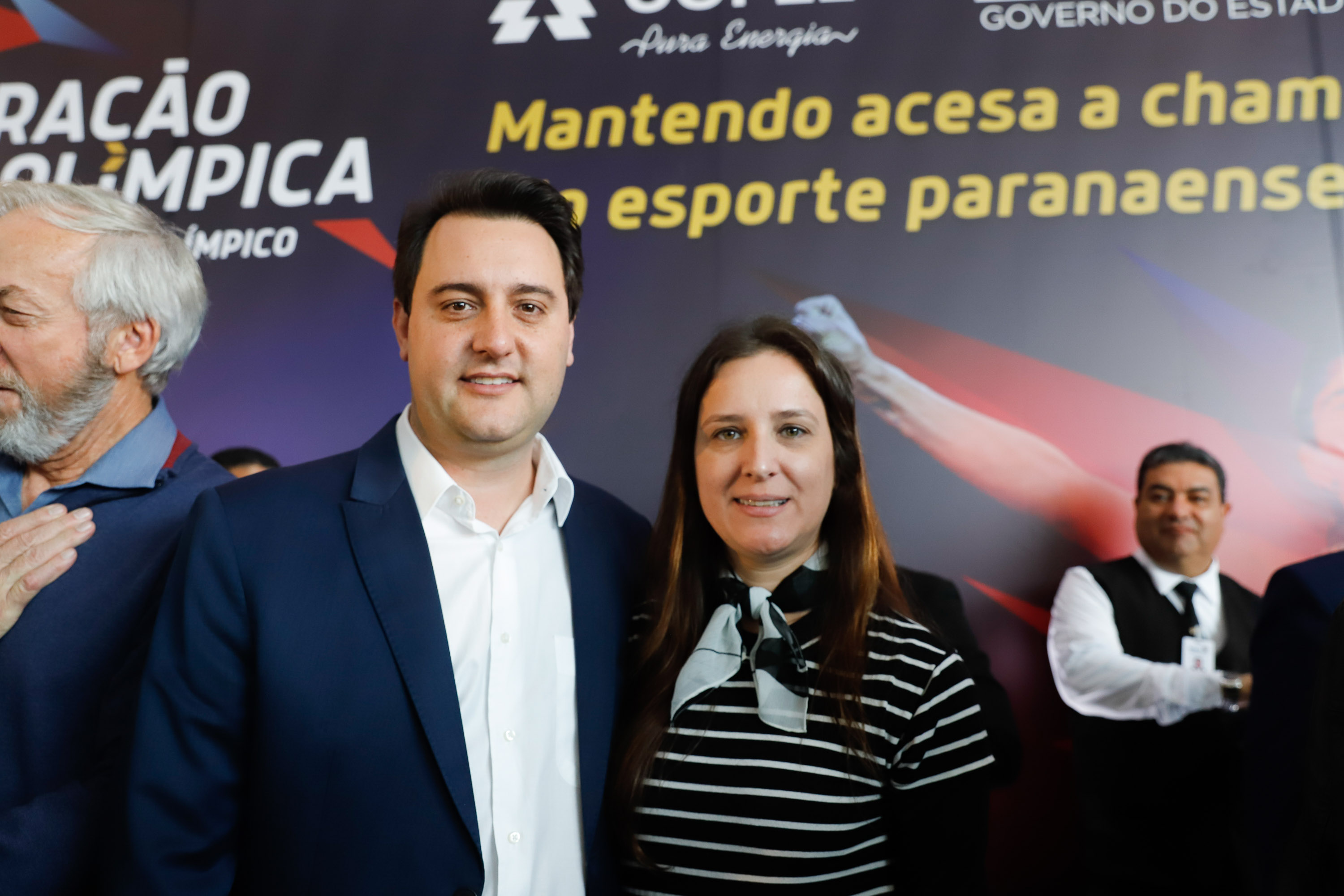 O governador Carlos Massa Ratinho Junior lançou nesta segunda-feira (2), em cerimônia no Palácio Iguaçu, o programa Geração Olímpica, que só neste ano garantirá 1.252 bolsas esportivas nas modalidades olímpicas e paralímpicas para jovens promessas, atletas de renome mundial e técnicos. A Companhia Paranaense de Energia (Copel), patrocinadora da iniciativa, investe R$ 4,75 milhões. É o maior programa de bolsa-atleta do País, em nível estadual.