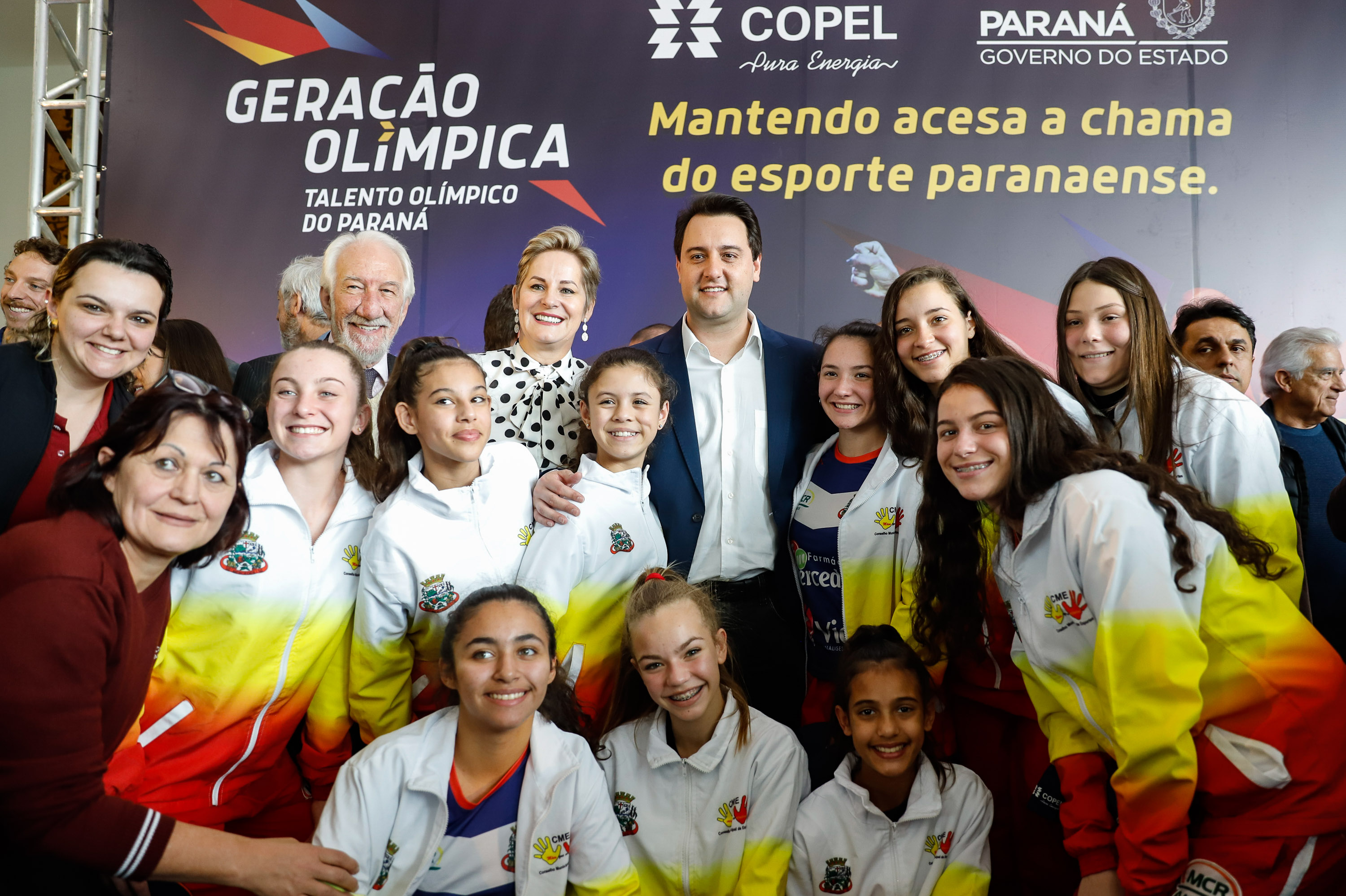 O governador Carlos Massa Ratinho Junior lançou nesta segunda-feira (2), em cerimônia no Palácio Iguaçu, o programa Geração Olímpica, que só neste ano garantirá 1.252 bolsas esportivas nas modalidades olímpicas e paralímpicas para jovens promessas, atletas de renome mundial e técnicos. A Companhia Paranaense de Energia (Copel), patrocinadora da iniciativa, investe R$ 4,75 milhões. É o maior programa de bolsa-atleta do País, em nível estadual.