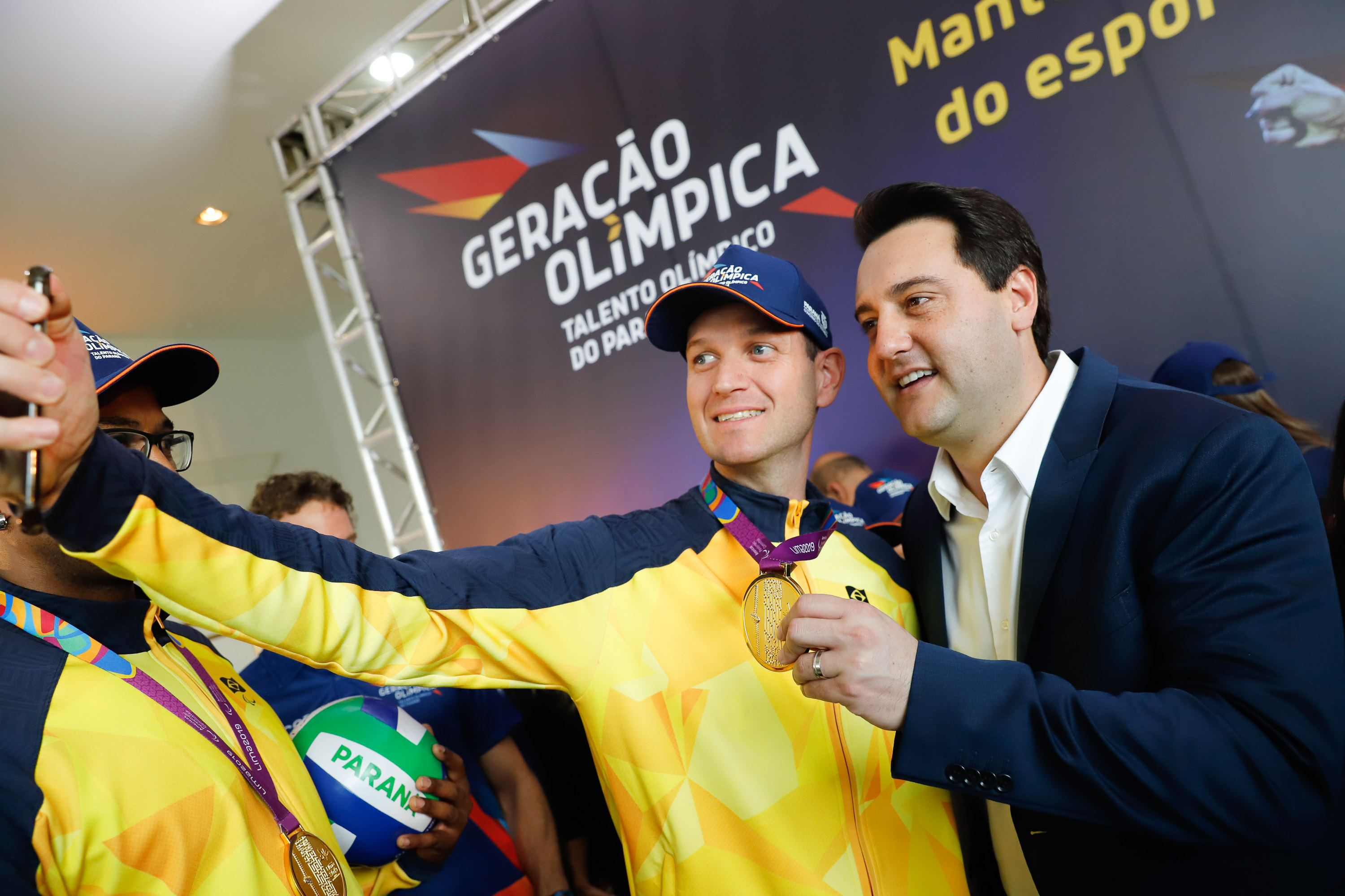 O governador Carlos Massa Ratinho Junior lançou nesta segunda-feira (2), em cerimônia no Palácio Iguaçu, o programa Geração Olímpica, que só neste ano garantirá 1.252 bolsas esportivas nas modalidades olímpicas e paralímpicas para jovens promessas, atletas de renome mundial e técnicos. A Companhia Paranaense de Energia (Copel), patrocinadora da iniciativa, investe R$ 4,75 milhões. É o maior programa de bolsa-atleta do País, em nível estadual.