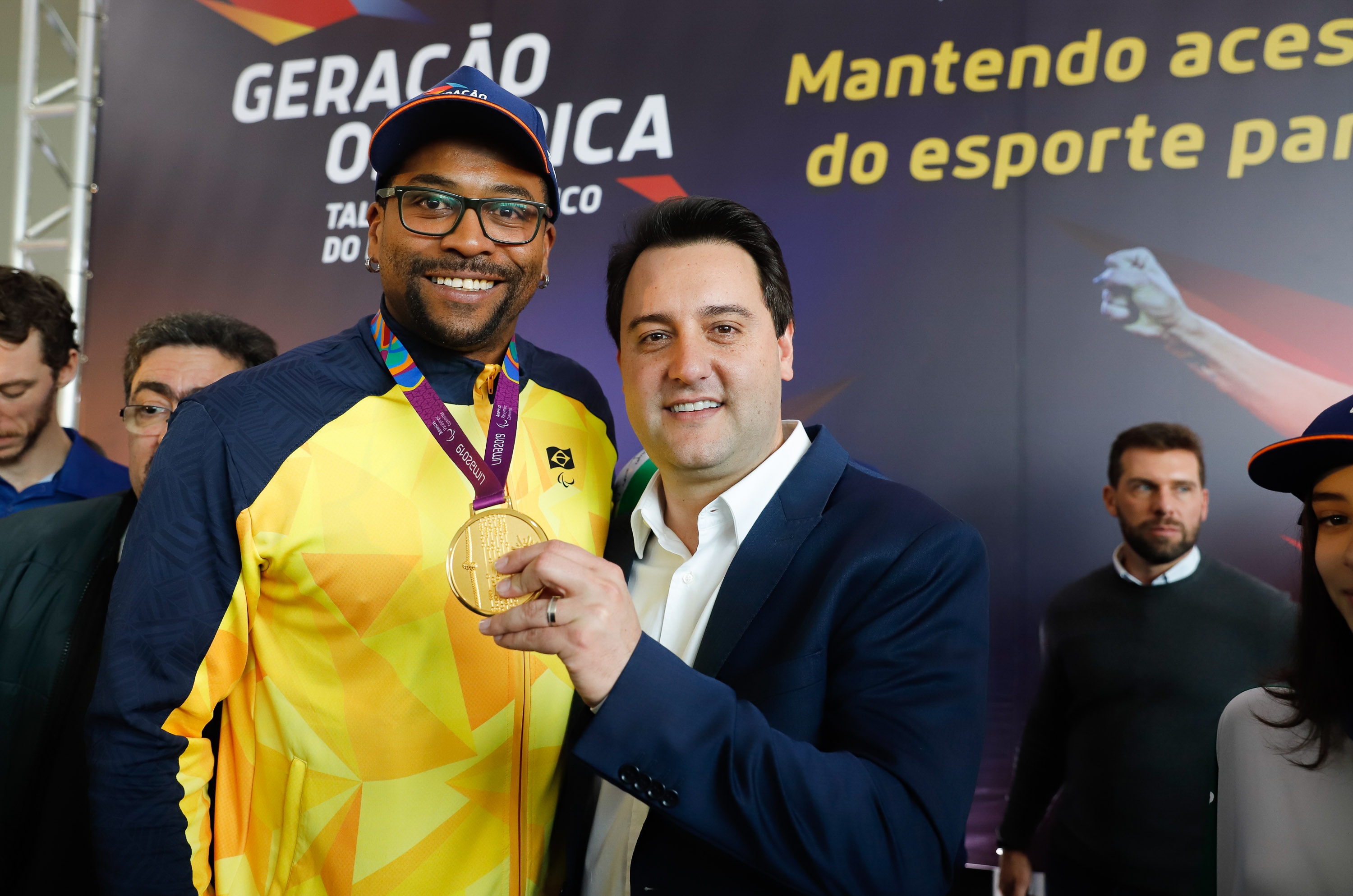 O governador Carlos Massa Ratinho Junior lançou nesta segunda-feira (2), em cerimônia no Palácio Iguaçu, o programa Geração Olímpica, que só neste ano garantirá 1.252 bolsas esportivas nas modalidades olímpicas e paralímpicas para jovens promessas, atletas de renome mundial e técnicos. A Companhia Paranaense de Energia (Copel), patrocinadora da iniciativa, investe R$ 4,75 milhões. É o maior programa de bolsa-atleta do País, em nível estadual.