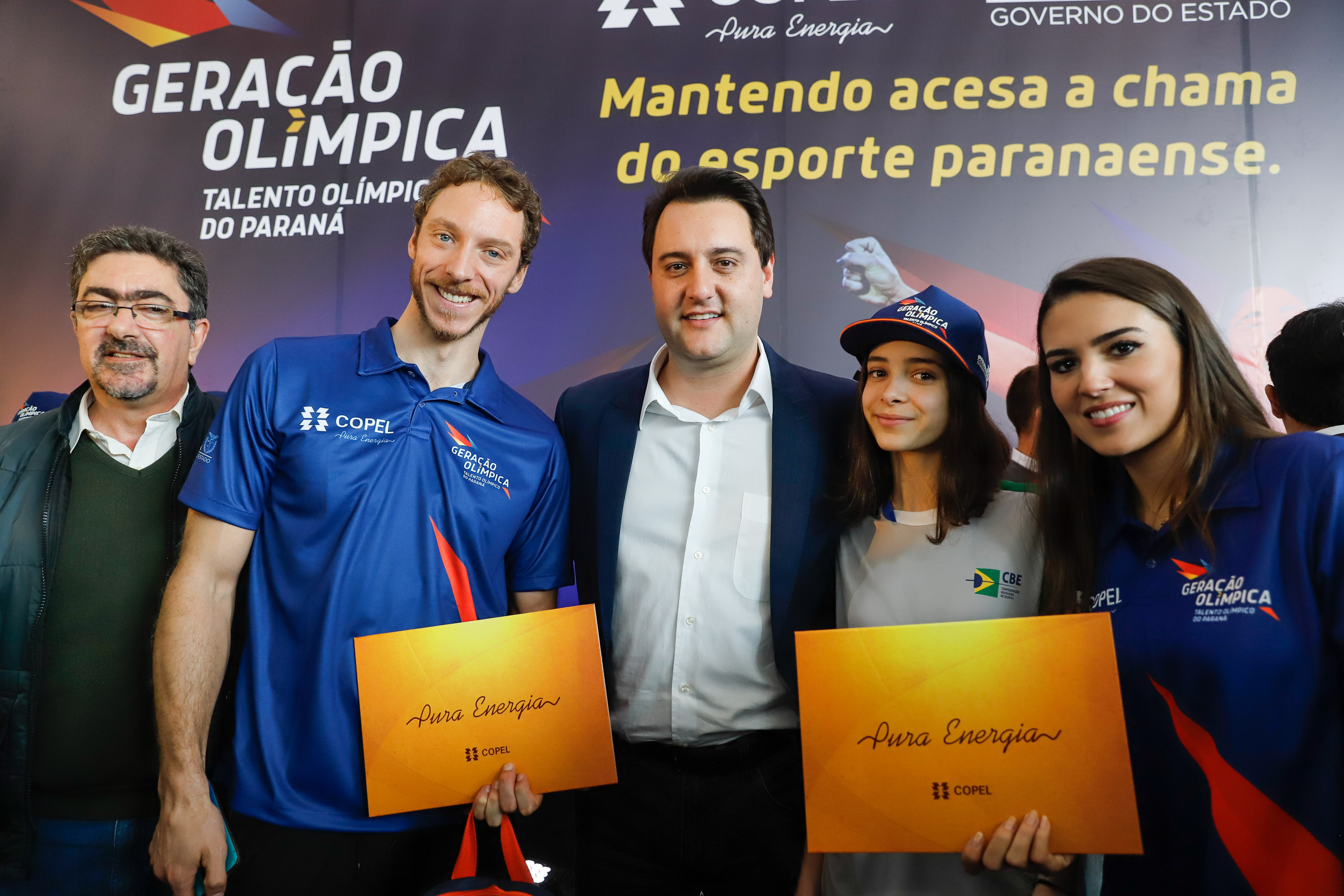 O governador Carlos Massa Ratinho Junior lançou nesta segunda-feira (2), em cerimônia no Palácio Iguaçu, o programa Geração Olímpica, que só neste ano garantirá 1.252 bolsas esportivas nas modalidades olímpicas e paralímpicas para jovens promessas, atletas de renome mundial e técnicos. A Companhia Paranaense de Energia (Copel), patrocinadora da iniciativa, investe R$ 4,75 milhões. É o maior programa de bolsa-atleta do País, em nível estadual.