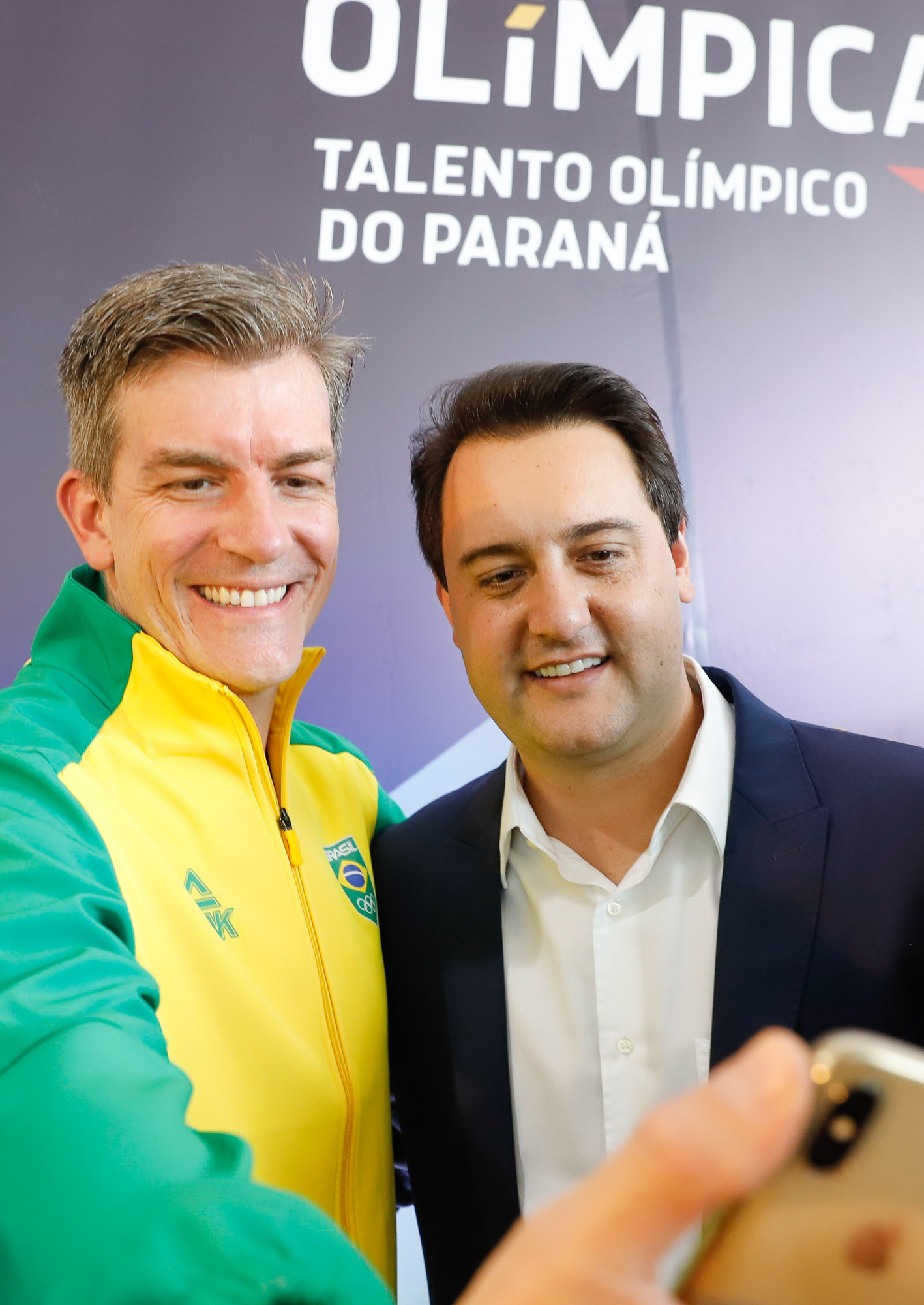 O governador Carlos Massa Ratinho Junior lançou nesta segunda-feira (2), em cerimônia no Palácio Iguaçu, o programa Geração Olímpica, que só neste ano garantirá 1.252 bolsas esportivas nas modalidades olímpicas e paralímpicas para jovens promessas, atletas de renome mundial e técnicos. A Companhia Paranaense de Energia (Copel), patrocinadora da iniciativa, investe R$ 4,75 milhões. É o maior programa de bolsa-atleta do País, em nível estadual.