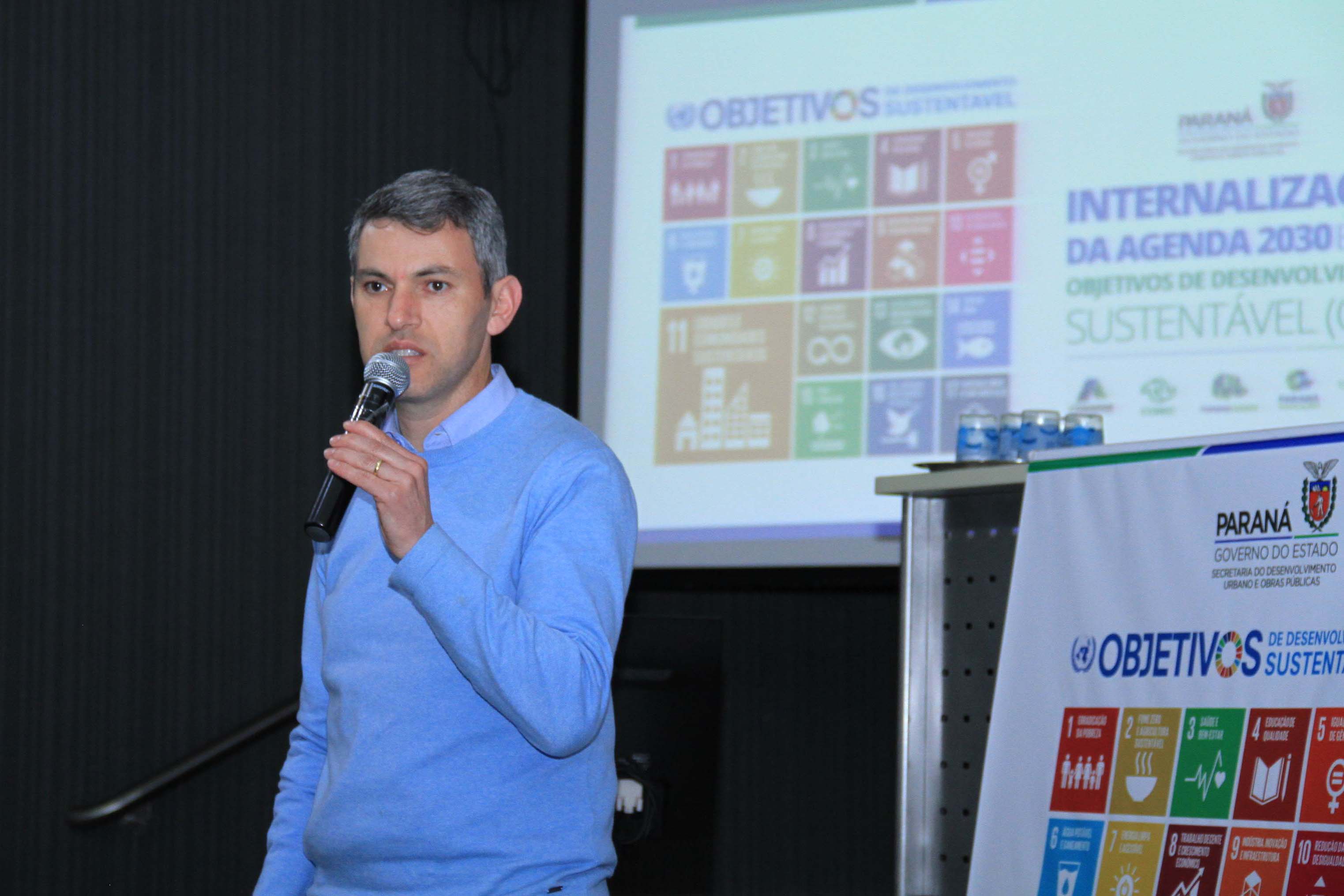 A Coordenação da Região Metropolitana de Curitiba (Comec), o Serviço Social Autônomo Paranacidade, a Cohapar e a Paraná Edificações (Pred), vinculadas à Secretaria do Desenvolvimento Urbano e Obras Públicas, firmaram nesta segunda-feira (2) o Termo de Compromisso com o Conselho Estadual de Desenvolvimento Econômico e Social (Cedes), para a implantação dos Objetivos de Desenvolvimento Sustentável - ODS. Foto: Gustavo Pontes /SEDU