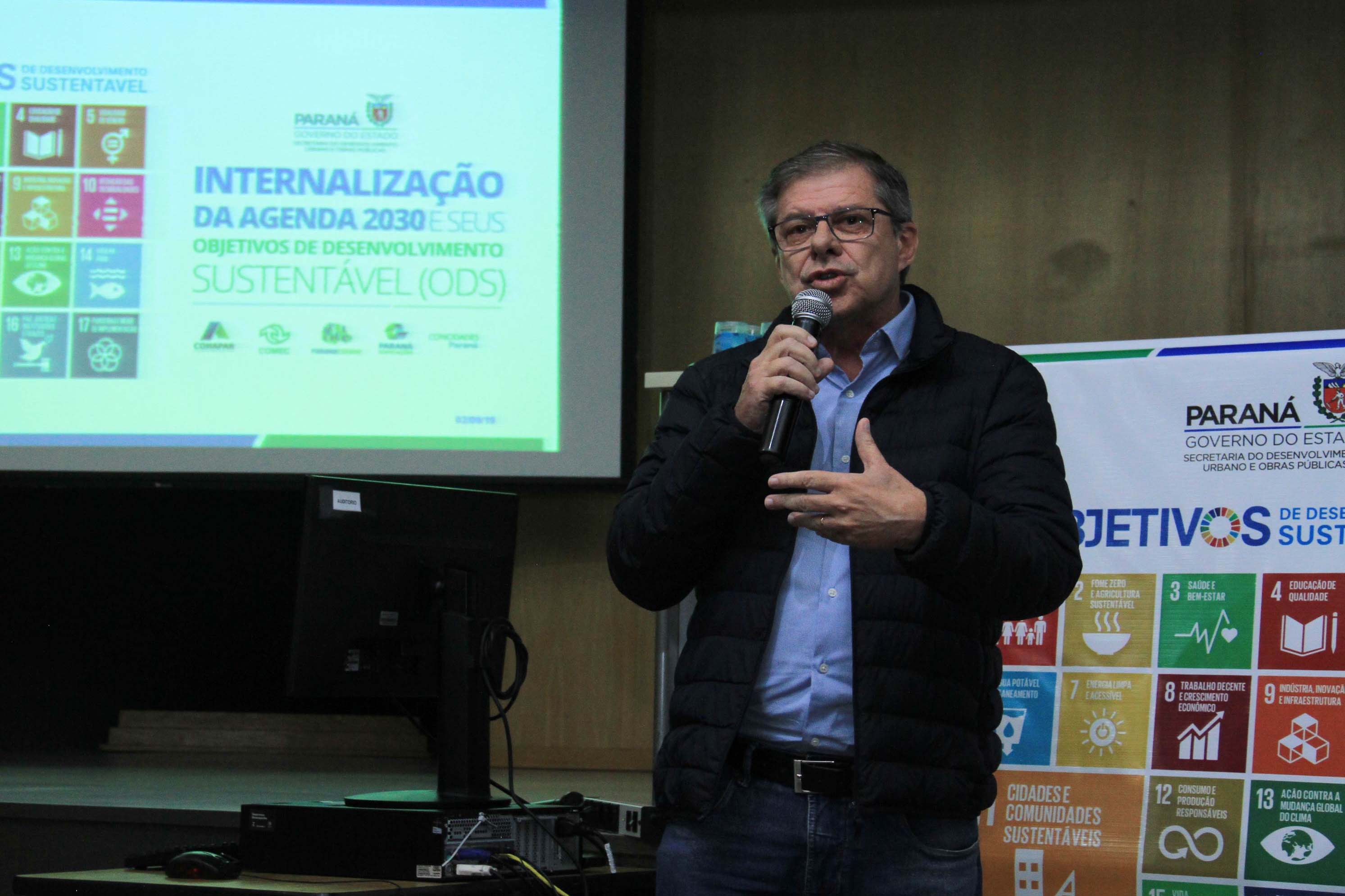 A Coordenação da Região Metropolitana de Curitiba (Comec), o Serviço Social Autônomo Paranacidade, a Cohapar e a Paraná Edificações (Pred), vinculadas à Secretaria do Desenvolvimento Urbano e Obras Públicas, firmaram nesta segunda-feira (2) o Termo de Compromisso com o Conselho Estadual de Desenvolvimento Econômico e Social (Cedes), para a implantação dos Objetivos de Desenvolvimento Sustentável - ODS. Foto: Gustavo Pontes /SEDU