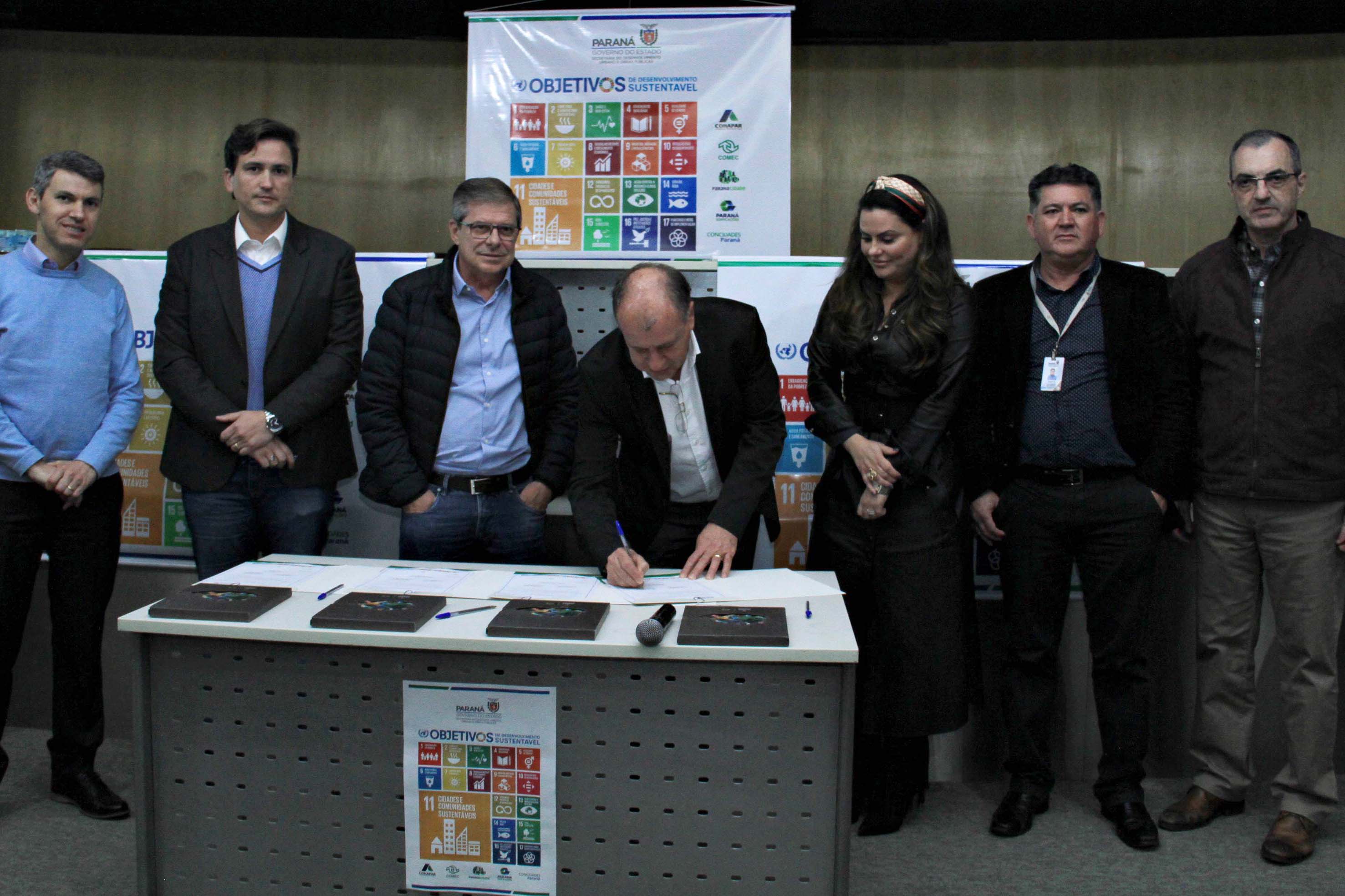 A Coordenação da Região Metropolitana de Curitiba (Comec), o Serviço Social Autônomo Paranacidade, a Cohapar e a Paraná Edificações (Pred), vinculadas à Secretaria do Desenvolvimento Urbano e Obras Públicas, firmaram nesta segunda-feira (2) o Termo de Compromisso com o Conselho Estadual de Desenvolvimento Econômico e Social (Cedes), para a implantação dos Objetivos de Desenvolvimento Sustentável - ODS. Foto: Gustavo Pontes /SEDU