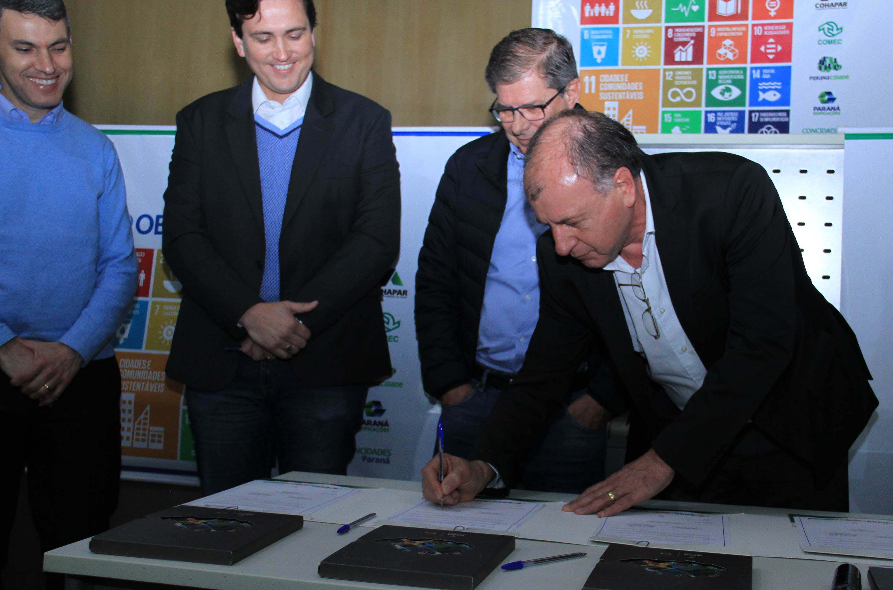A Coordenação da Região Metropolitana de Curitiba (Comec), o Serviço Social Autônomo Paranacidade, a Cohapar e a Paraná Edificações (Pred), vinculadas à Secretaria do Desenvolvimento Urbano e Obras Públicas, firmaram nesta segunda-feira (2) o Termo de Compromisso com o Conselho Estadual de Desenvolvimento Econômico e Social (Cedes), para a implantação dos Objetivos de Desenvolvimento Sustentável - ODS. Foto: Gustavo Pontes /SEDU