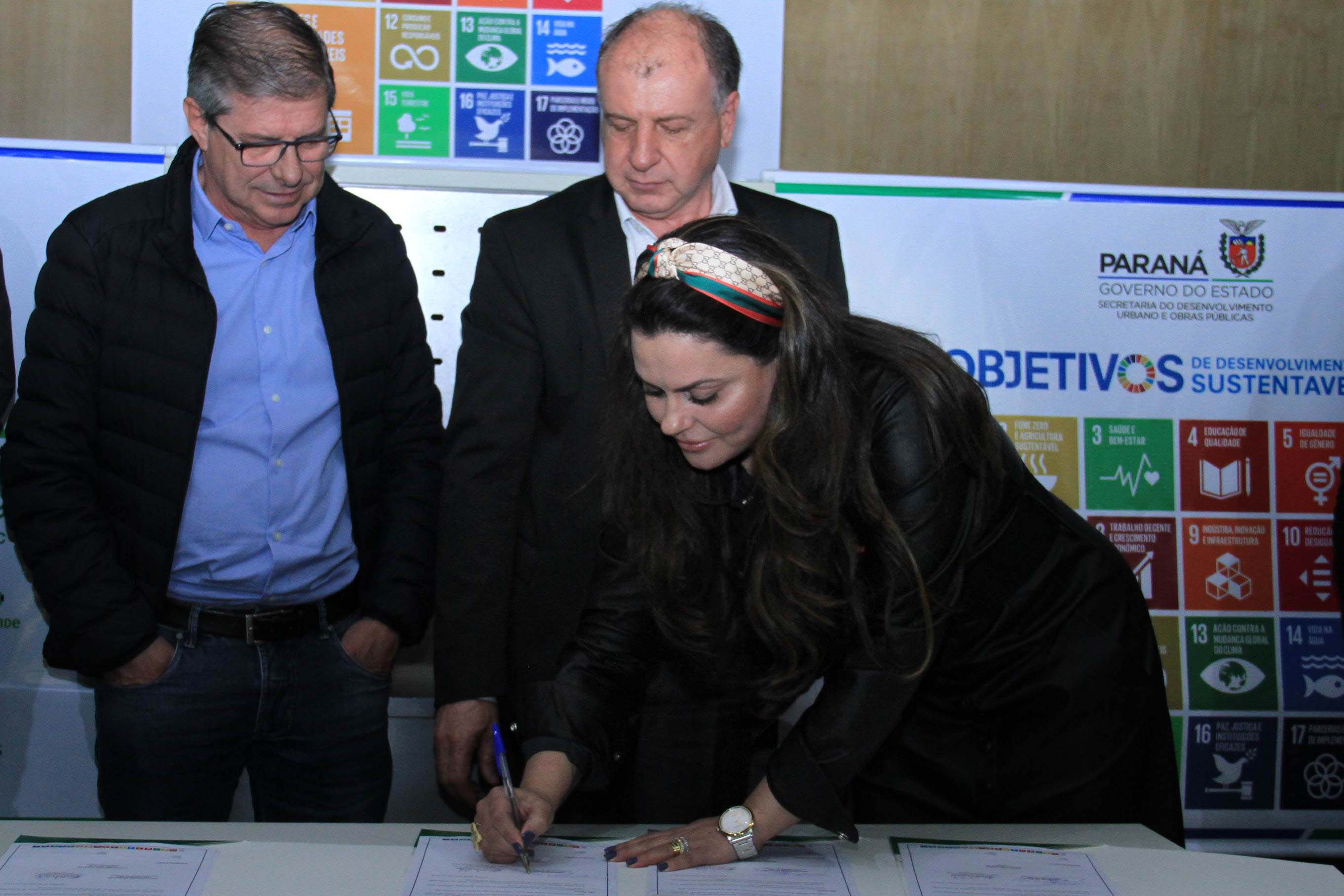A Coordenação da Região Metropolitana de Curitiba (Comec), o Serviço Social Autônomo Paranacidade, a Cohapar e a Paraná Edificações (Pred), vinculadas à Secretaria do Desenvolvimento Urbano e Obras Públicas, firmaram nesta segunda-feira (2) o Termo de Compromisso com o Conselho Estadual de Desenvolvimento Econômico e Social (Cedes), para a implantação dos Objetivos de Desenvolvimento Sustentável - ODS. Foto: Gustavo Pontes /SEDU