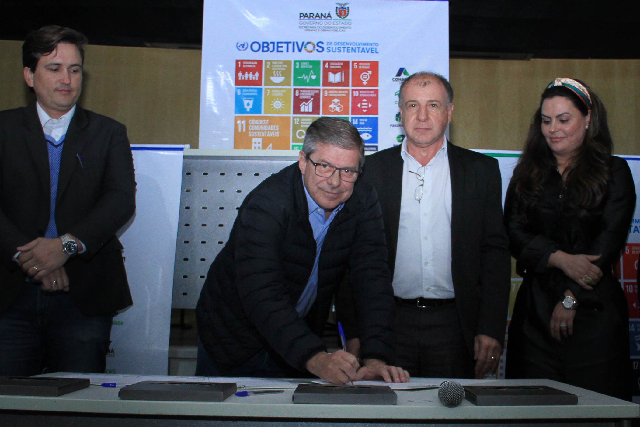 A Coordenação da Região Metropolitana de Curitiba (Comec), o Serviço Social Autônomo Paranacidade, a Cohapar e a Paraná Edificações (Pred), vinculadas à Secretaria do Desenvolvimento Urbano e Obras Públicas, firmaram nesta segunda-feira (2) o Termo de Compromisso com o Conselho Estadual de Desenvolvimento Econômico e Social (Cedes), para a implantação dos Objetivos de Desenvolvimento Sustentável - ODS. Foto: Gustavo Pontes /SEDU