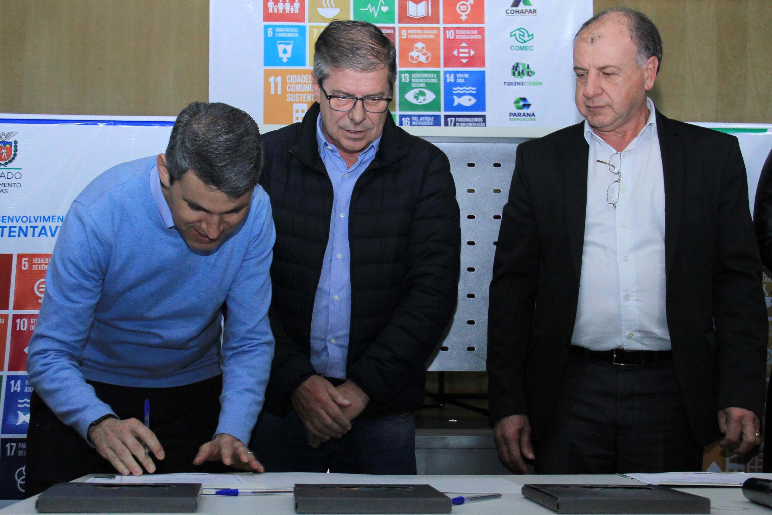 A Coordenação da Região Metropolitana de Curitiba (Comec), o Serviço Social Autônomo Paranacidade, a Cohapar e a Paraná Edificações (Pred), vinculadas à Secretaria do Desenvolvimento Urbano e Obras Públicas, firmaram nesta segunda-feira (2) o Termo de Compromisso com o Conselho Estadual de Desenvolvimento Econômico e Social (Cedes), para a implantação dos Objetivos de Desenvolvimento Sustentável - ODS. Foto: Gustavo Pontes /SEDU