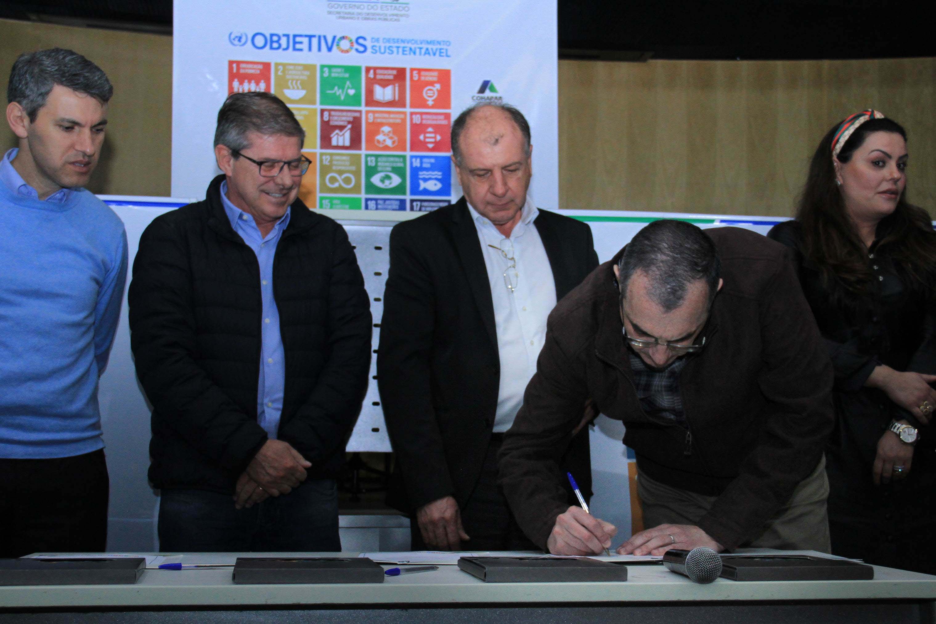 A Coordenação da Região Metropolitana de Curitiba (Comec), o Serviço Social Autônomo Paranacidade, a Cohapar e a Paraná Edificações (Pred), vinculadas à Secretaria do Desenvolvimento Urbano e Obras Públicas, firmaram nesta segunda-feira (2) o Termo de Compromisso com o Conselho Estadual de Desenvolvimento Econômico e Social (Cedes), para a implantação dos Objetivos de Desenvolvimento Sustentável - ODS. Foto: Gustavo Pontes /SEDU
